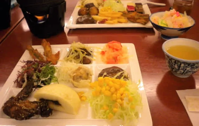 No 24 100 第3 638号 蓋つきビュッフェプレート 料理はそのままで出し方を工夫 Tomoruba トモルバ 事業を活性化するメディア