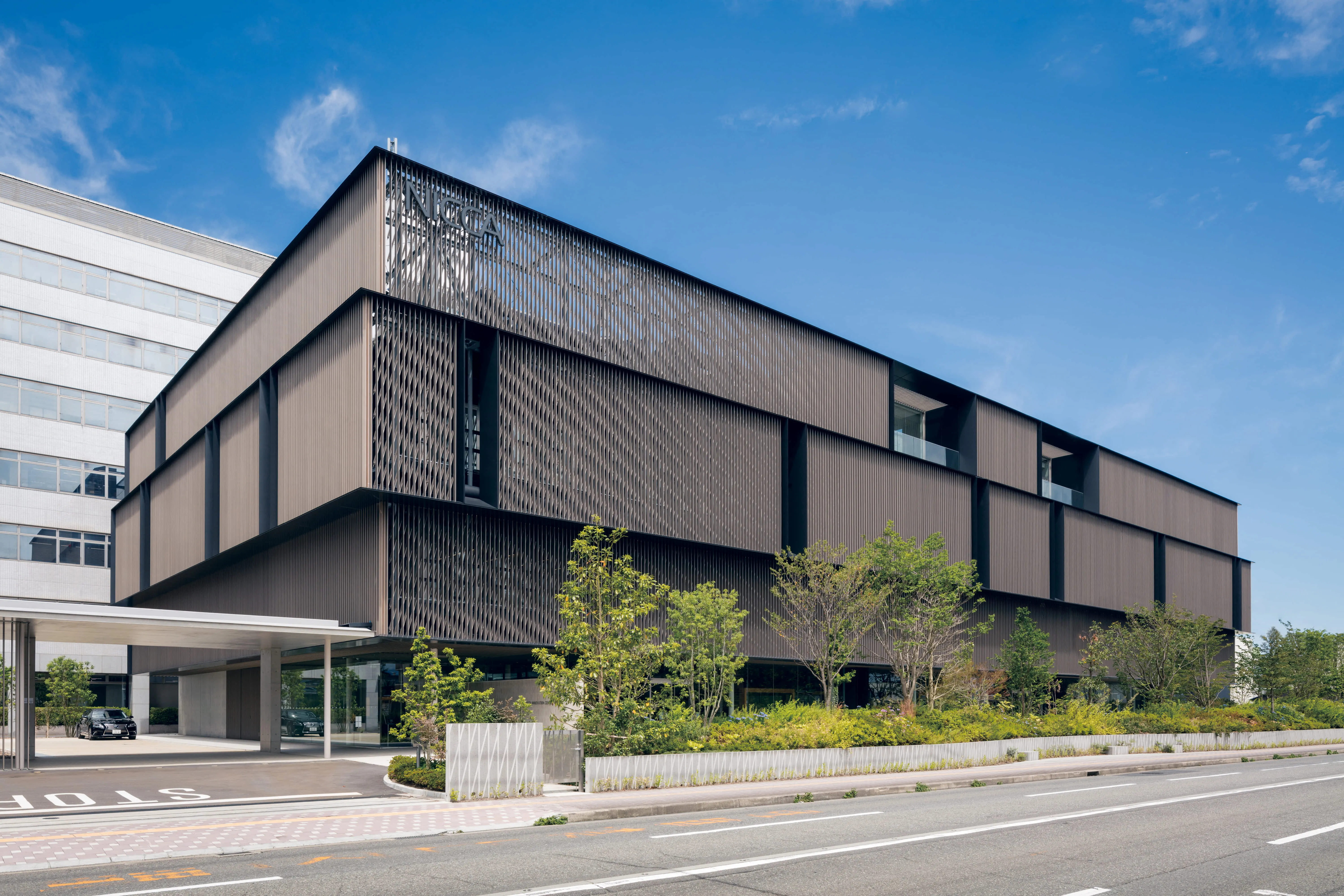 お客様の課題をお客様と一緒に解決していくことに重きを置く、日華化学の姿勢は今後も変わることはありません。 2017年11月にオープンした研究開発の中核拠点「NICCA イノベーションセンター」（NIC）。 界面科学と毛髪科学の2つの研究所を軸に、より一層お客様やビジネスパートナーとの距離を縮め、社内外の情報やアイデアを組み合わせることで、新しい製品と事業の創出を加速してまいります。