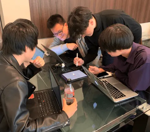 アルゴリズム開発風景｜若者がたくさん！
