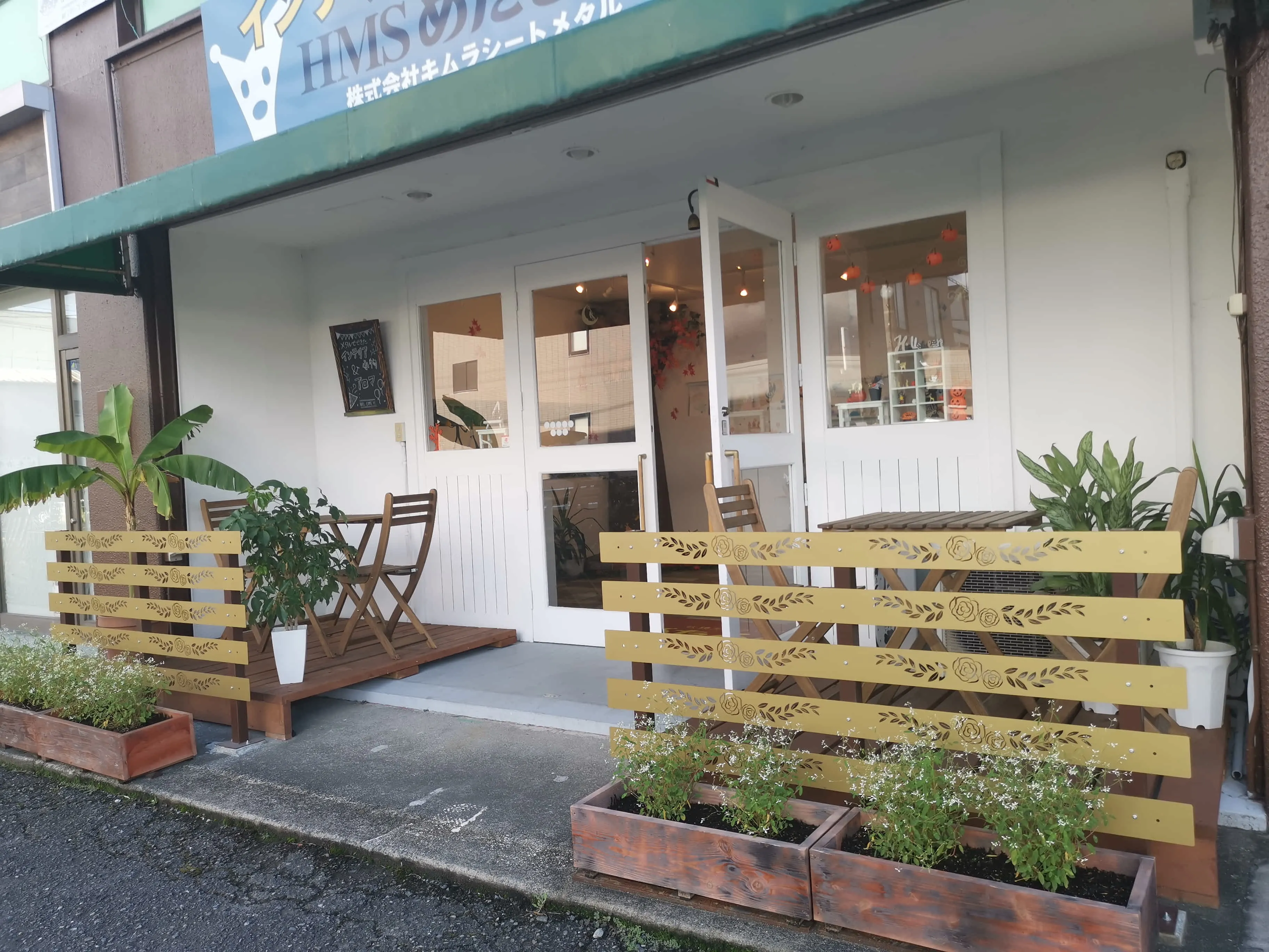 外から観た店舗入り口