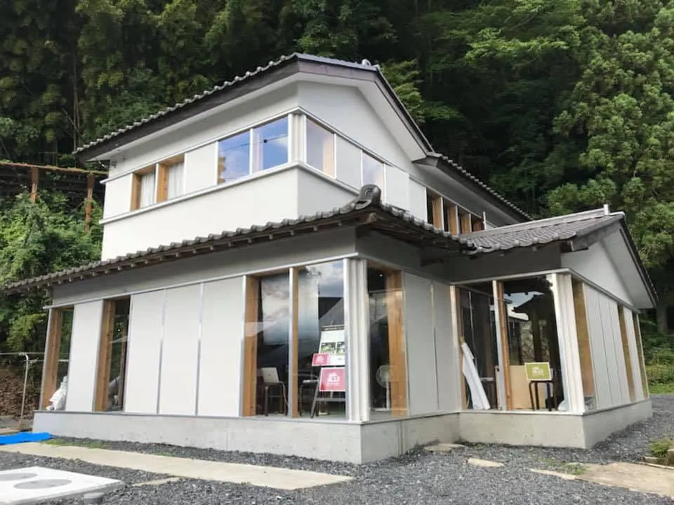 2018年度より、自治体と共催で空き家を活用したアーティストレジデンスを運営。