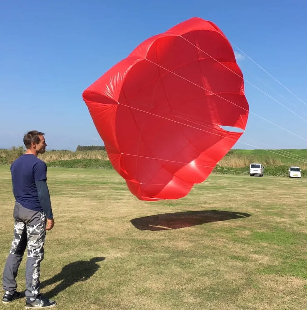 緊急用パラシュートは開傘に適していない挙動や体制からでも打ち出し、開傘させるだけの使用する飛行体の翼流体としての基礎知識から　パラシュートの取り扱い知識までが要求されます。

緊急用としては翼流体の失速時の特性について専門知識を要します。
スカイスポーツにおいてはメーカーが有人飛行で以って失速実験を行い対応策を含めてDHV（ドイツ政府の定める航空安全規格）をクリアしたうえで市場に流れています。



