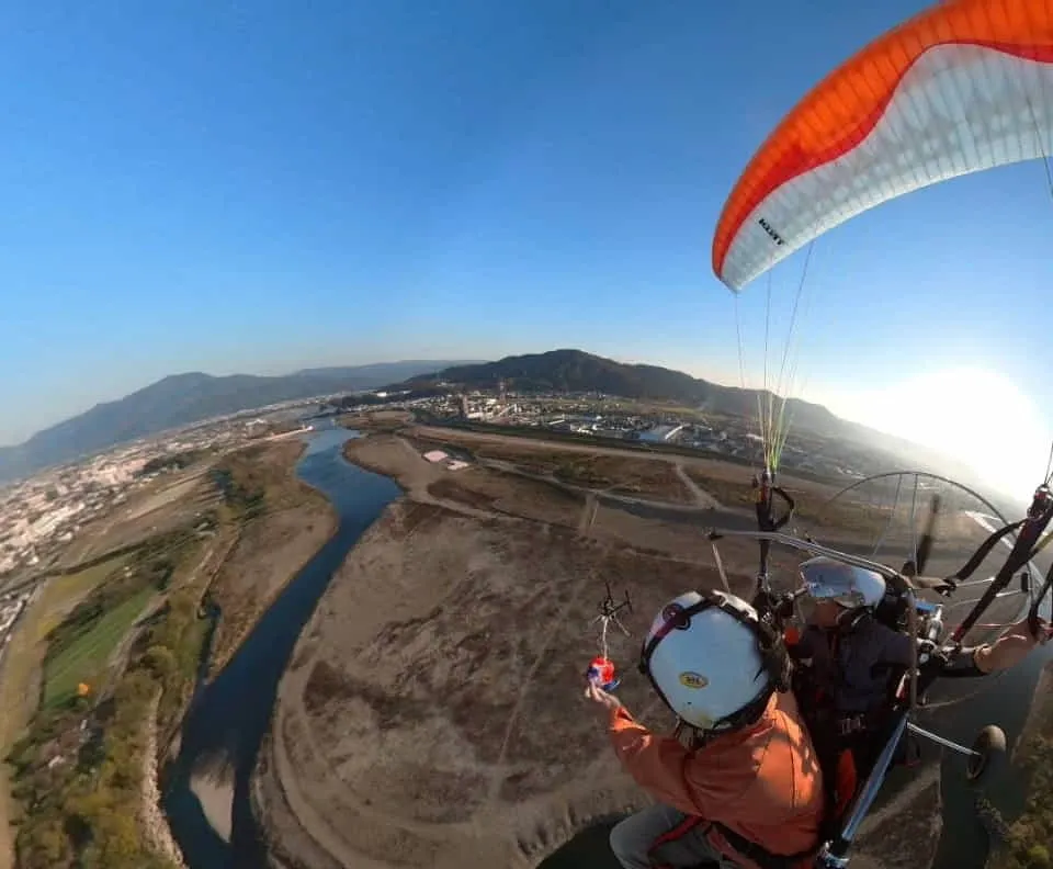 自社所有のモーターパラグライダーからのパラシュート投下テストを執拗に繰り返すことで製品の強度、精密度を確保