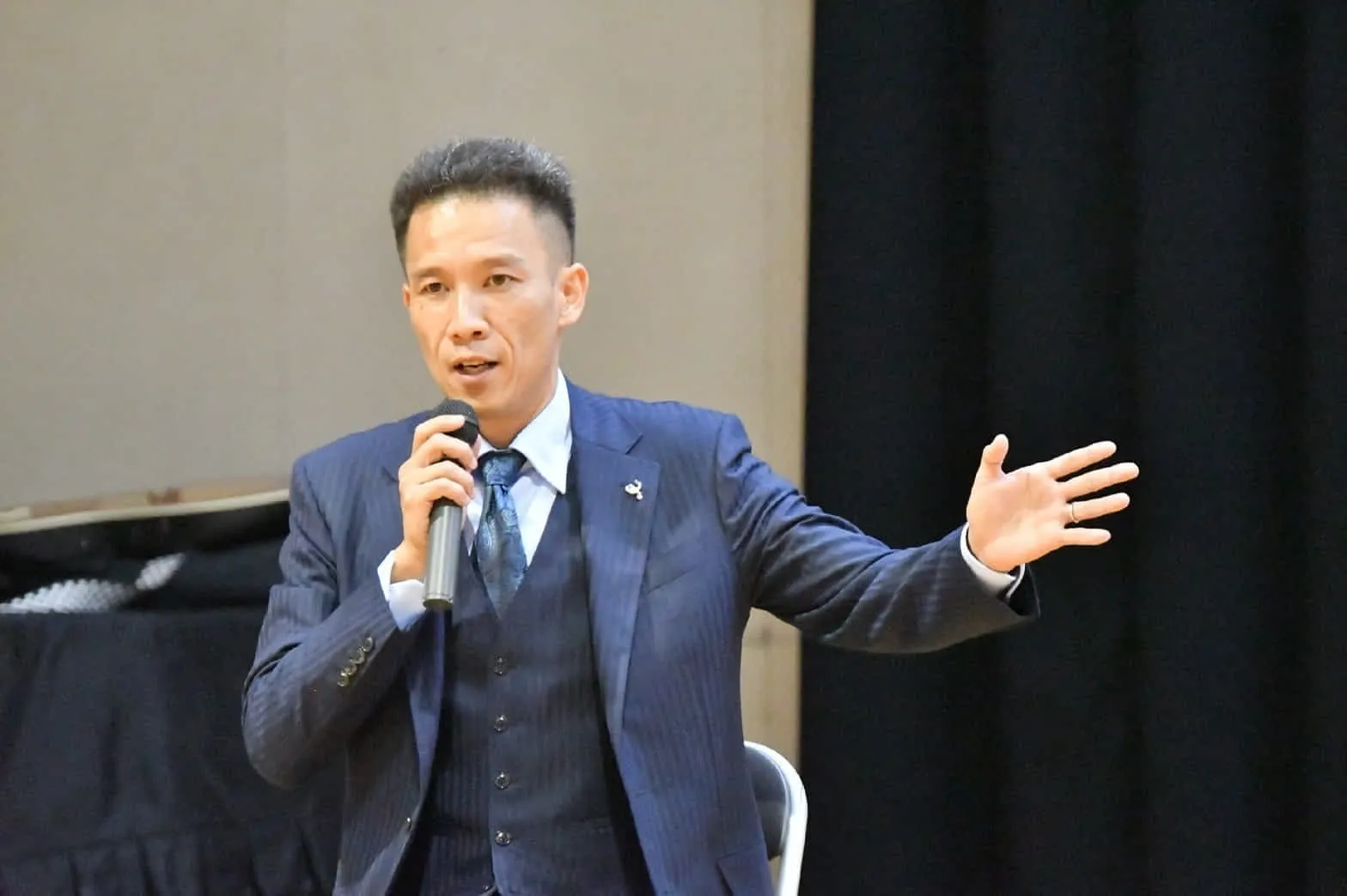 弊社代表取締役の金丸滋。全国各地での講演活動も行うなど、日々全国を行脚中