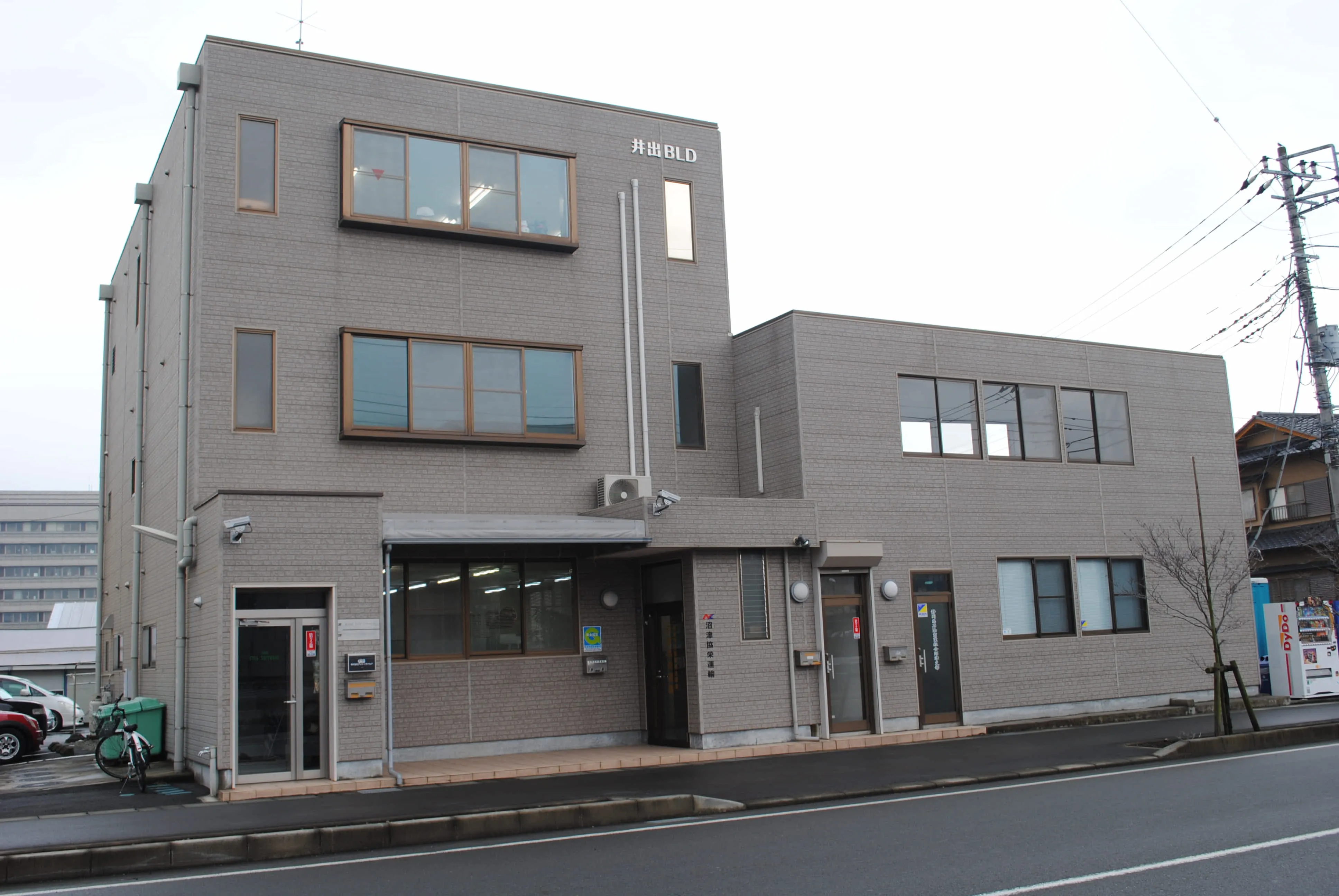 ３階が弊社。
