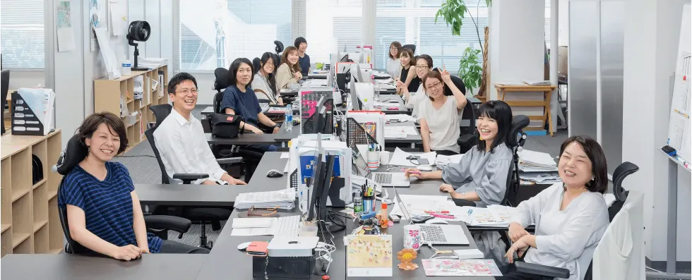 福岡を拠点にポスターやパンフレットなどの広告制作やパッケージデザイン、WEB制作などをしているデザイン会社です。弊社は女性スタッフ(ディレクター、デザイナー、ライター、イラストレーター)が多く在籍し、女性消費者をターゲットとする広告制作やクリエイティブに強いのが特徴。特に美容、化粧品、食品、ブライダル、スクール系などのデザインや販売促進でお悩みのクライアント様、ぜひスプラッシュにお任せください！