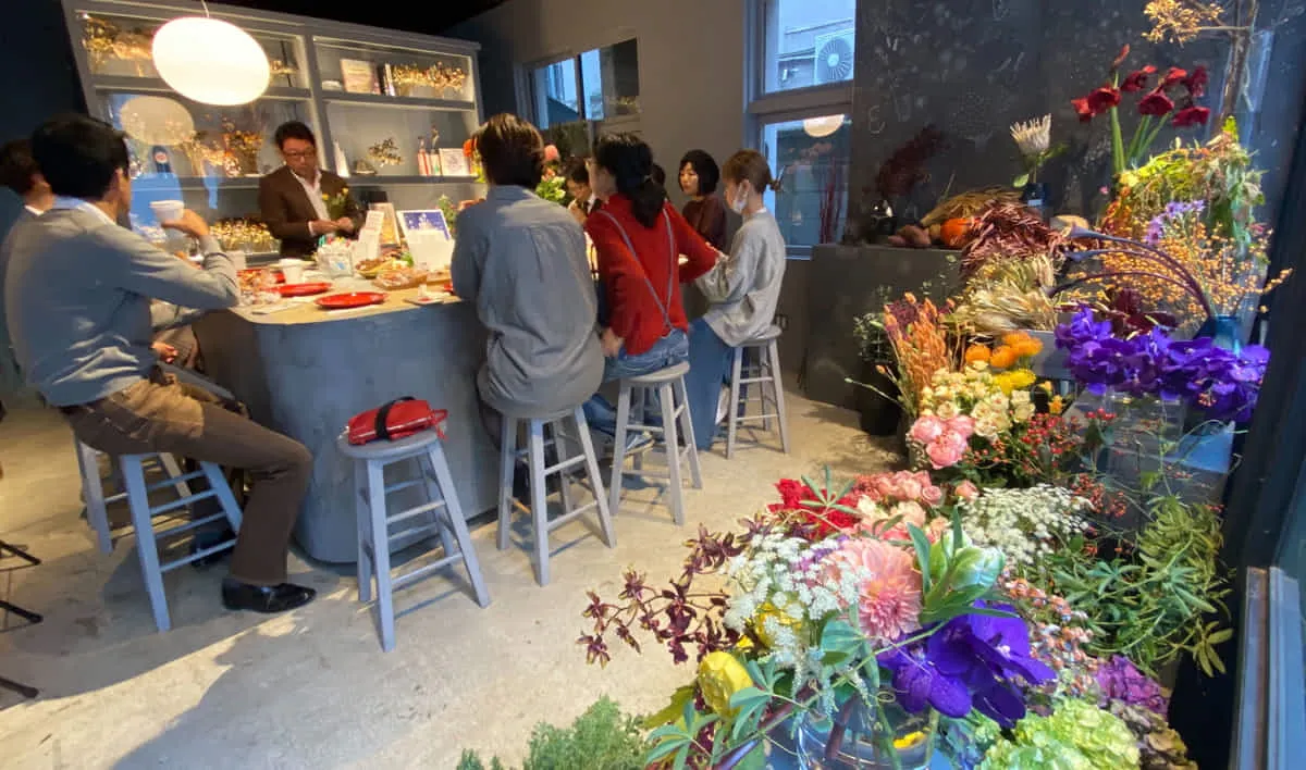 店舗内観。こちらは朝食とフラワーレッスンを楽しむ朝の花会の様子