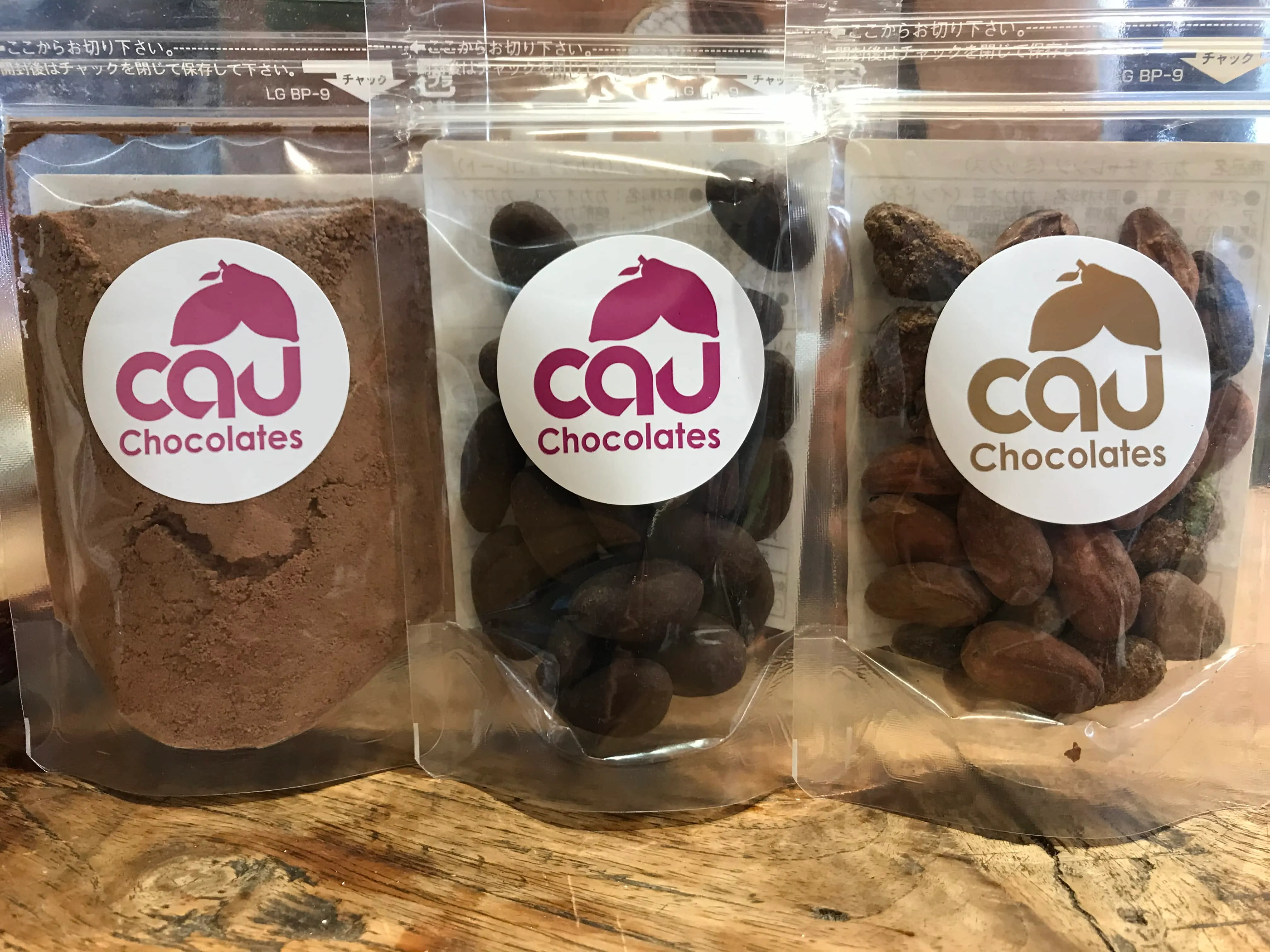 チョコレートの主原料であるカカオをそのまま食べる文化を日本に定着させるために開発した国内製造商品。
商品名：カカオチャレンジ（左から：トッピング塩ココア、カカオチョコレート、ミックス（塩味・黒糖味・追加焙煎味））