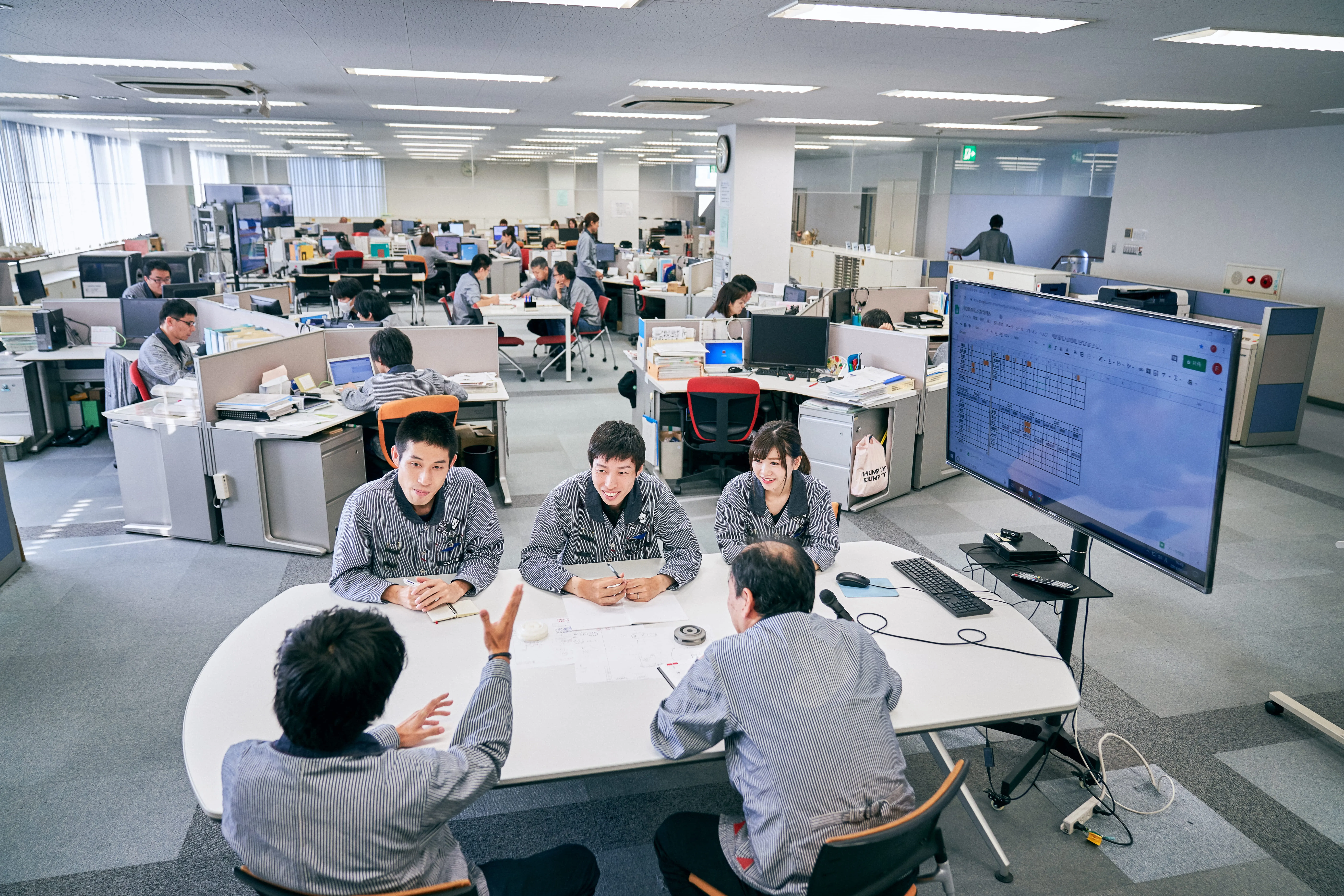 福山本社にて、技術検討・生産管理・品質保証等を行っております。