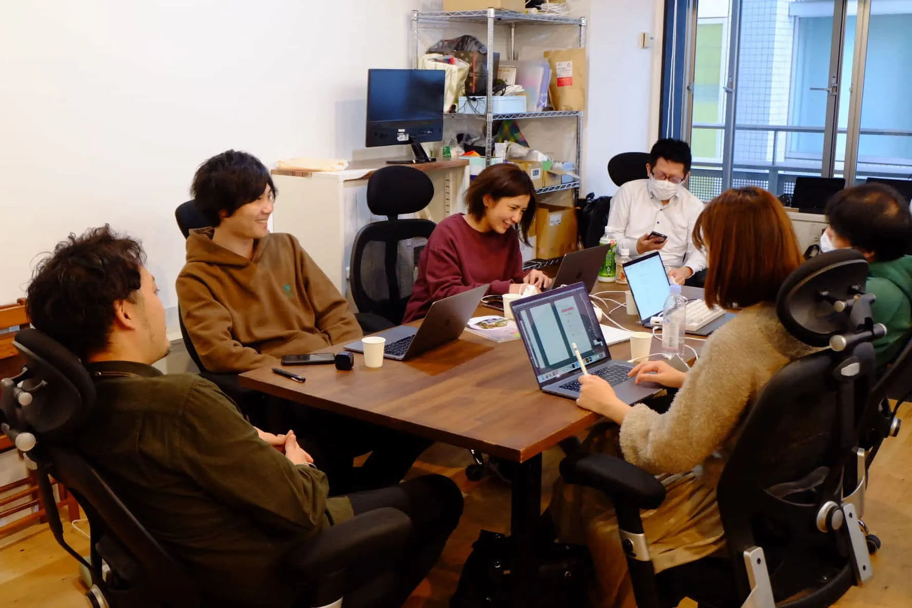 基本全社員リモートワークのスタイルで仕事していますが、定期的に対面で一緒に仕事する事も大事にしています。