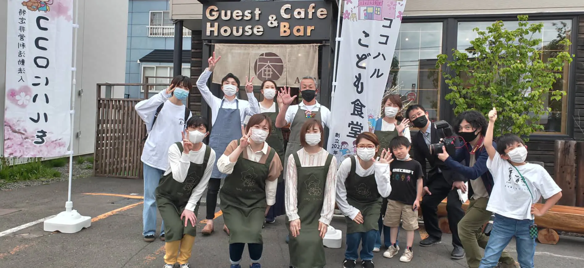 第一回ココハルこども食堂時、スタッフと北海道新聞様との集合写真になります。