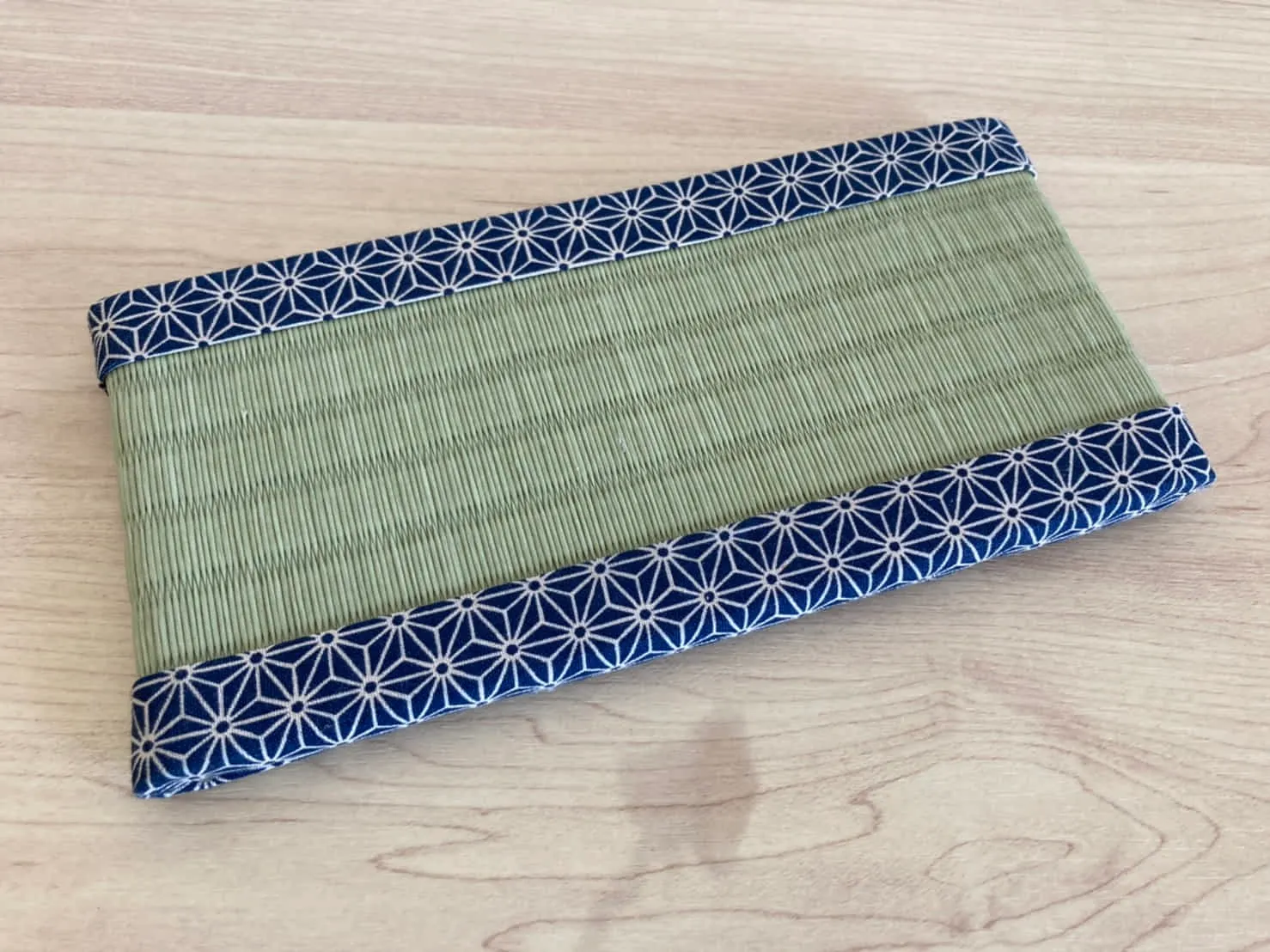 紙から作られた畳をシート状にしたもの。
ここから小さな畳も作れます。