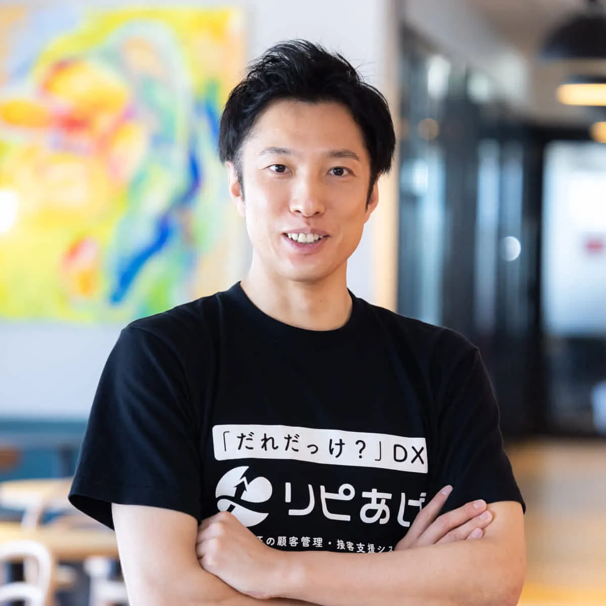 代表取締役 松本 健一 東京都出身。最終学歴中卒。 独学でクリエィティブを学び、20代で広告代理店を共同で起ち上げる。その後、不動産業、美容サロン、法律事務所を束ねるマネジメント会社にて各事業部を統括。大手通信会社の予約ポータルサイトで開発・メディアマネージャーを務め、その後スマートフォンゲーム会社で代表取締役に就任。ゲーム×ブロックチェーンの可能性を広げる。事業譲渡後、現在に至る。