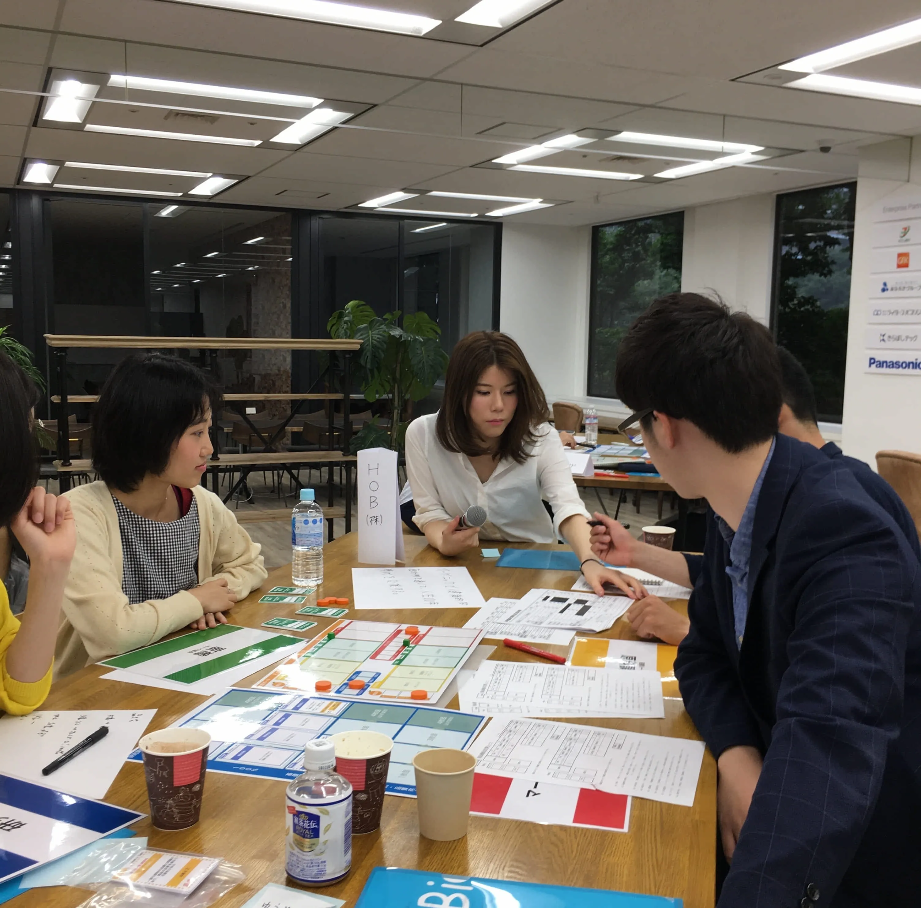 ２０代と人生100年時代のライフキャリアについて学ぶ「Catch the Career!! 〜ビジネスボードゲーム×セミナー〜」など２０代向けのイベントを開催しています。