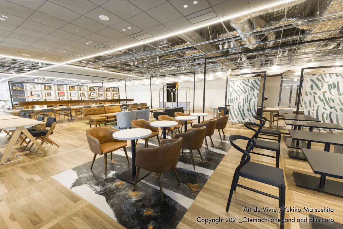 SDGsアートグラフィックをオフィス空間や製品にも引いていただいています。写真：Otemachi One　オフィス内食堂の床とタペストリー採用事例