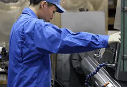 円筒バフ研磨機　乾式・湿式備えておりRy0.4以下の仕上げが可能