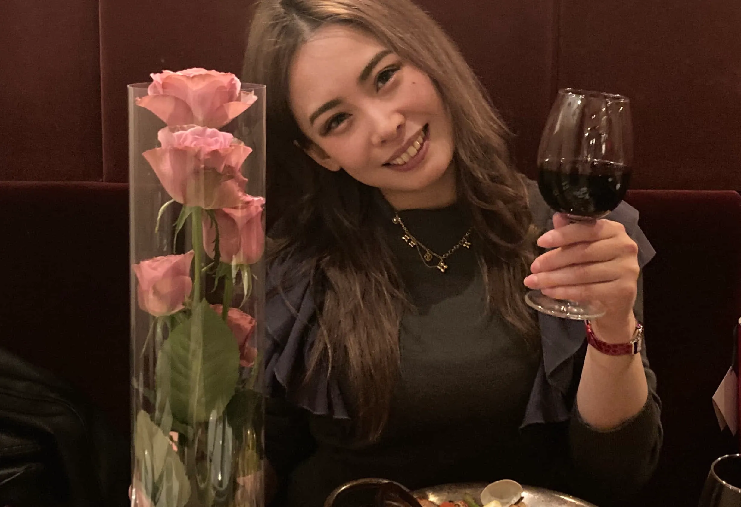 世界中の街角をプレゼントチューブを抱えた女性で溢れさせます。いっしょに街中に笑顔と笑顔と笑顔と笑顔とを生み出しましょう。