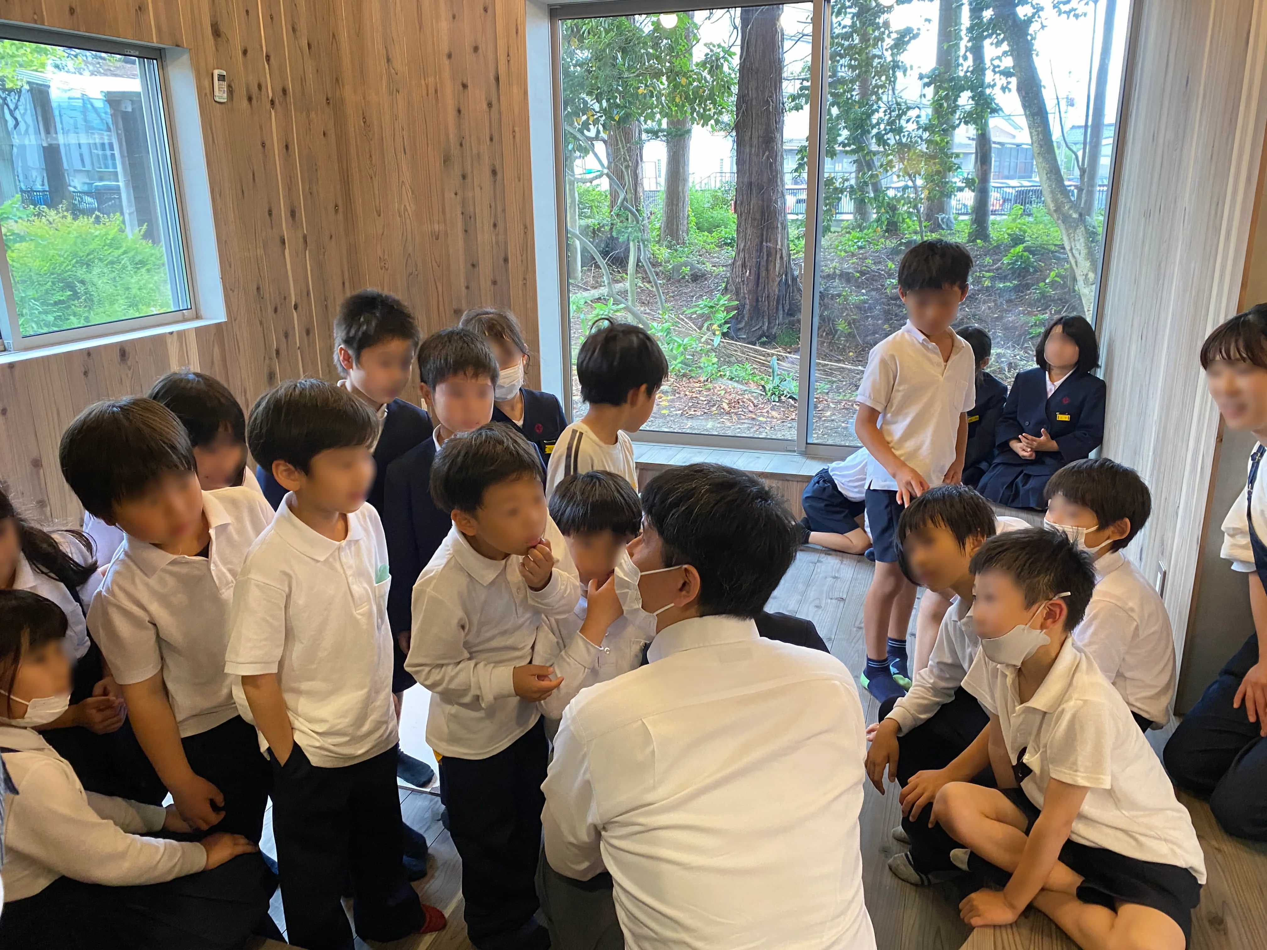 視覚障害当事者と子どもたちの交流会。多様性のある社会を作る教育にも力を入れています。