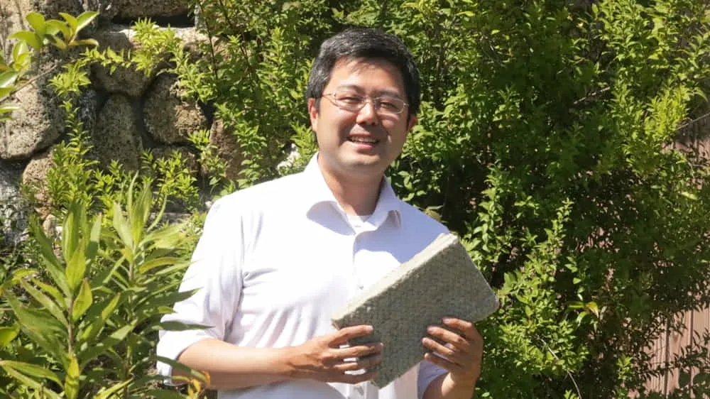 4代目社長の南出氏と国内で独自に取り扱う保水マット