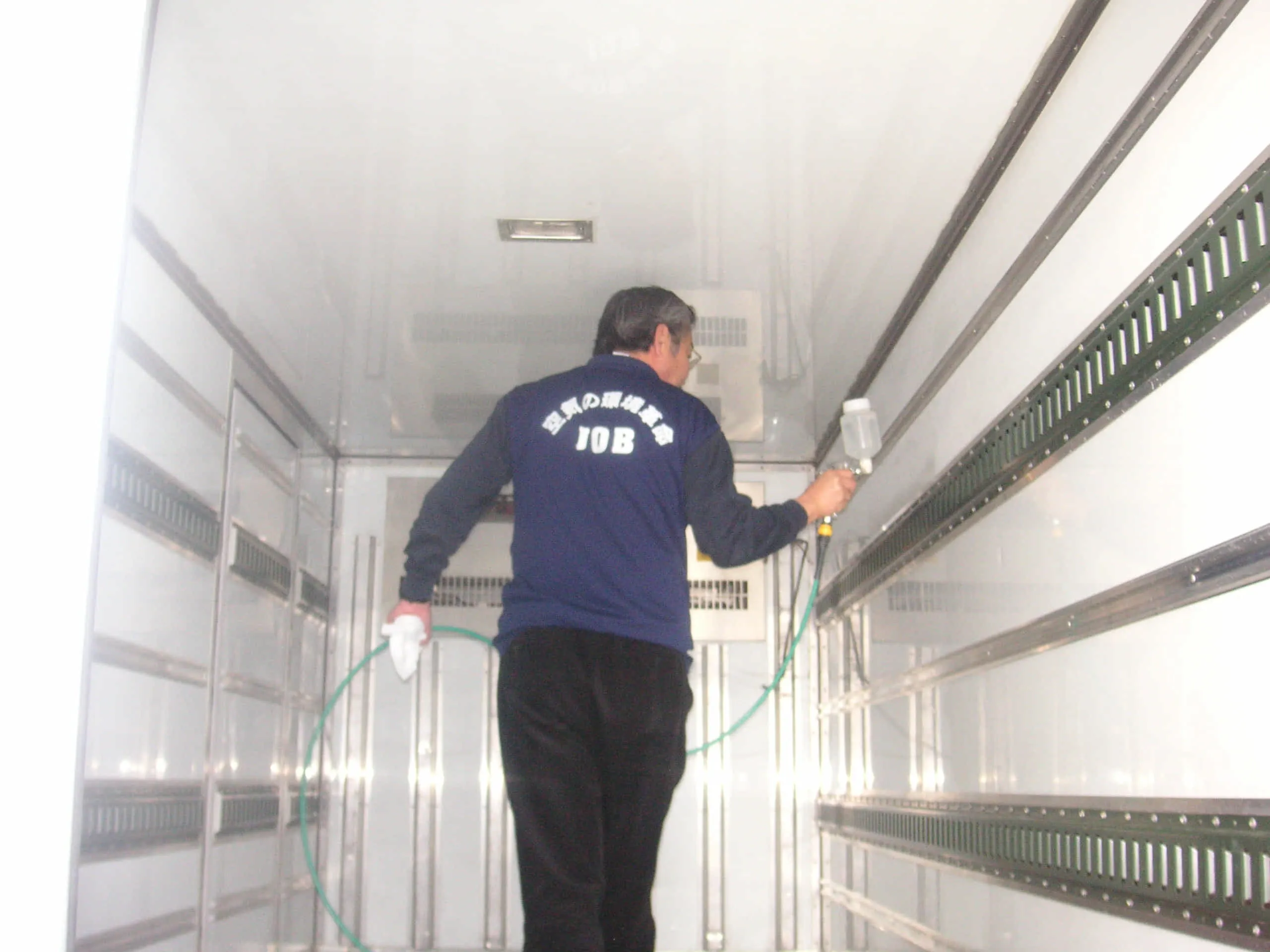 生鮮食品輸送を手掛けるトラック事業社は往路の残り香が影響し、帰り荷の確保が難しくなるケースを解消したい。