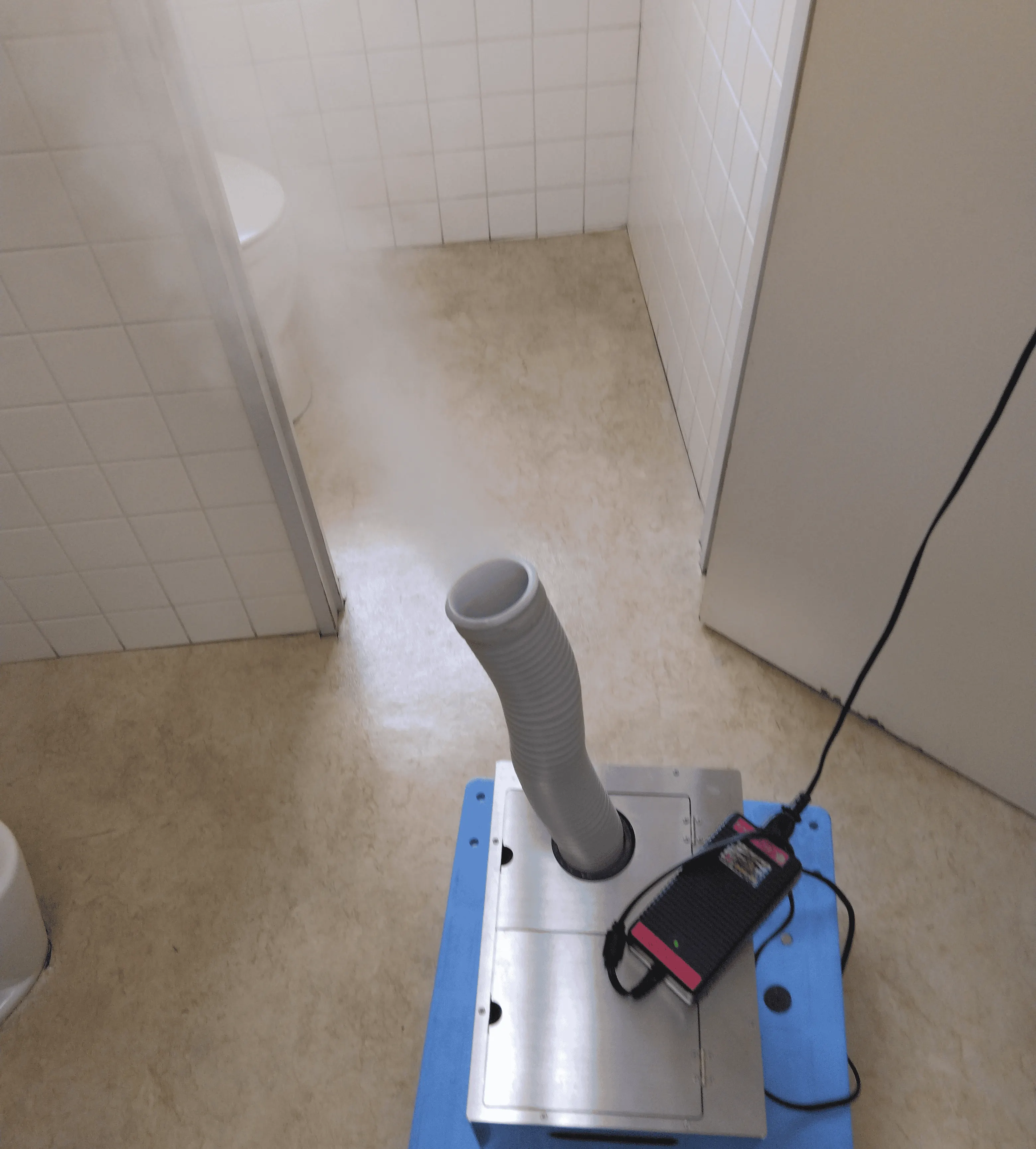 レナード100ppm超音波噴霧器にて10分間噴霧でWC内に染み着いた臭いを除菌消臭します。