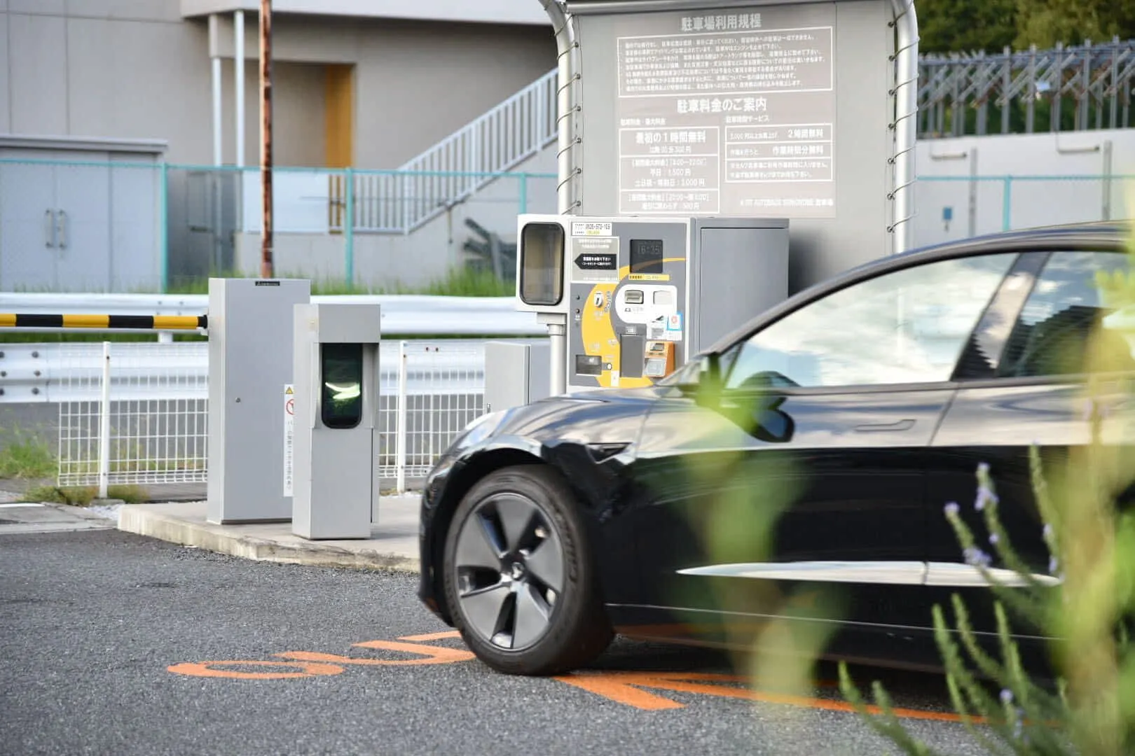 車が自動運転や電気自動車など進化していく中で、車を取り巻く環境も進化していく必要があります。私たちは、車で移動するに際に必要な「情報」を整理してドライバーに伝える事で豊かな車社会の創造を目指しております。