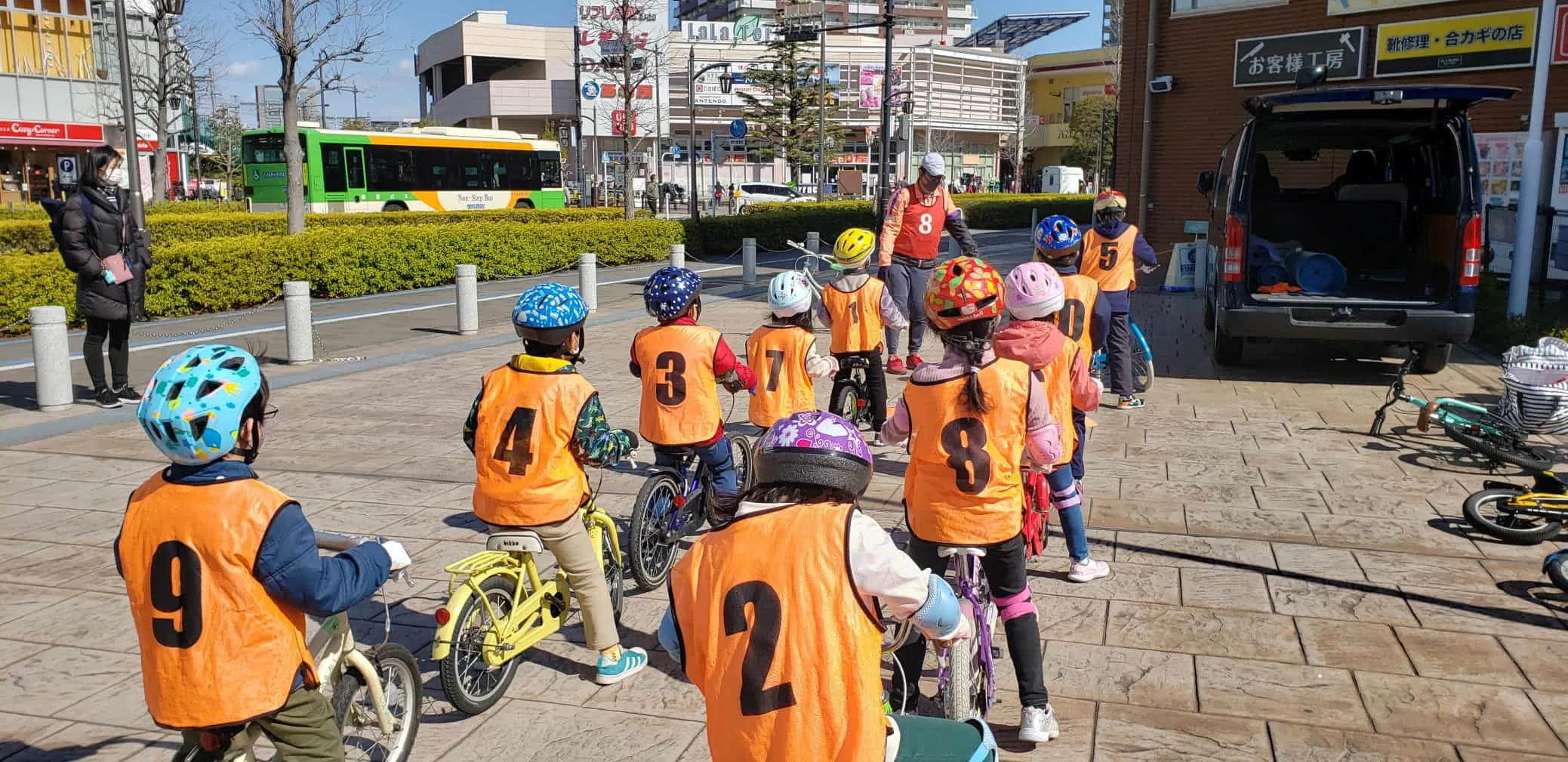 アジア自転車教室の指導員です。10代から60代まで。副業者、主婦、大学生。子供が好き・体を動かすのが好き・自転車に乗れる。地域貢献・社会貢献的に楽しみながら稼いでもらっています