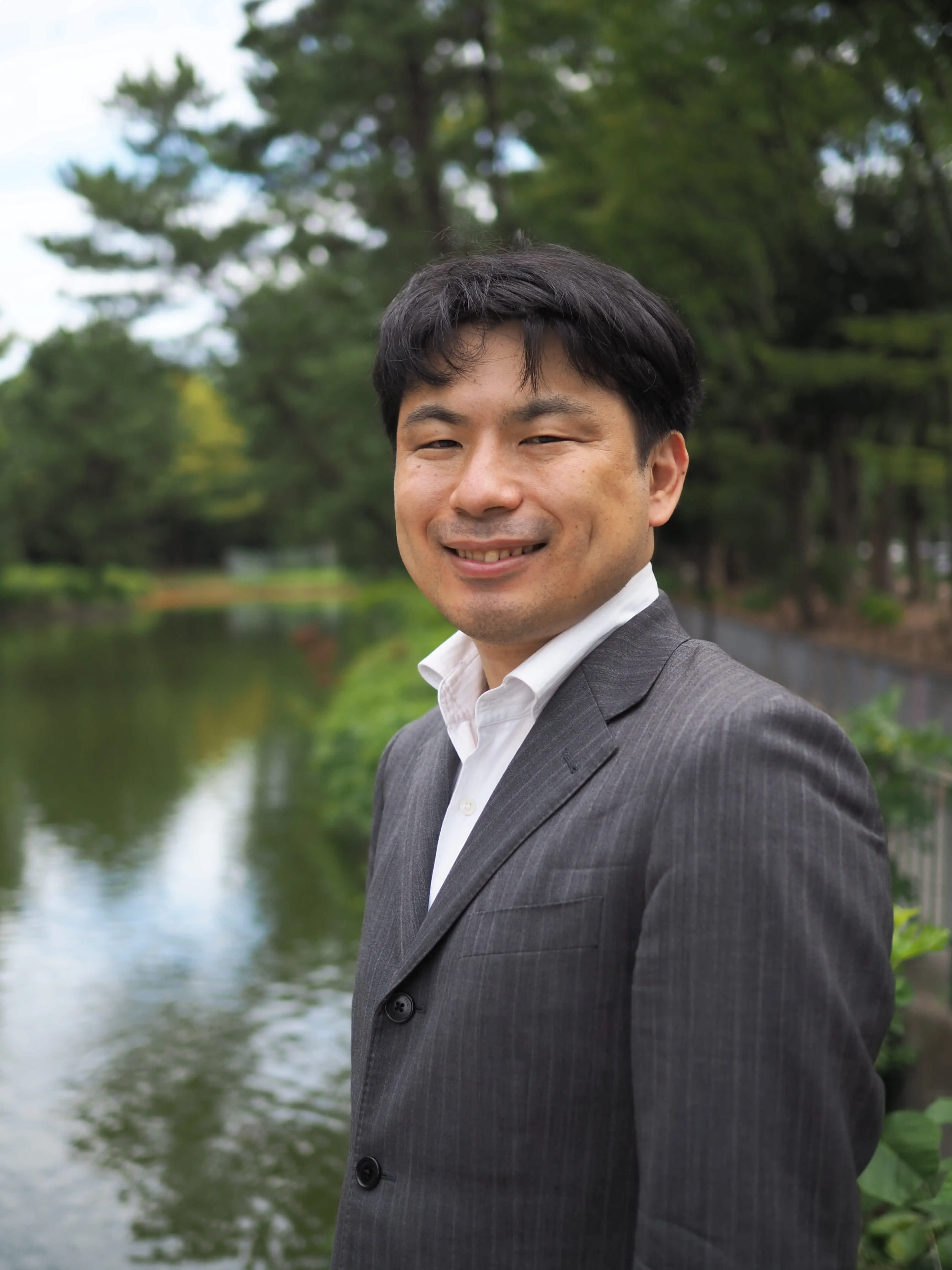 取締役 森裕紀（もりひろき）愛知県出身。岐阜工業高等専門学校でニューラルネットを学びそれ以来、人間やロボットの学習、認知、発達、運動制御について研究を行う。博士（情報理工学）。2021年に豊吉と共にトクイテンを設立。現在、早稲田大学次世代ロボット研究機構研究院准教授・主任研究員として研究活動に従事。