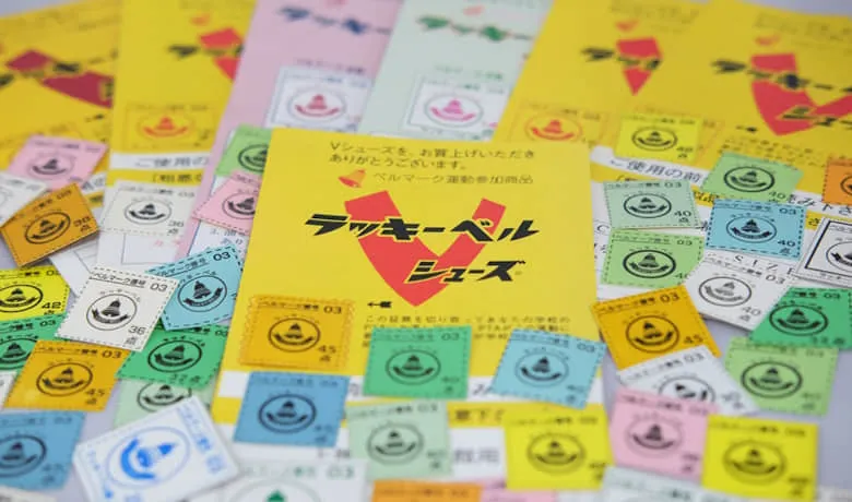 ラッキーベルの“ベル”はベルマークの“ベル”で、すべての学校用シューズにベルマークを付けて販売しています。