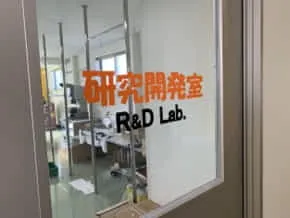 圧縮ばねを選ぶ際に重要な数値「ばね定数(N/mm)」を実感できる装置の共同開発