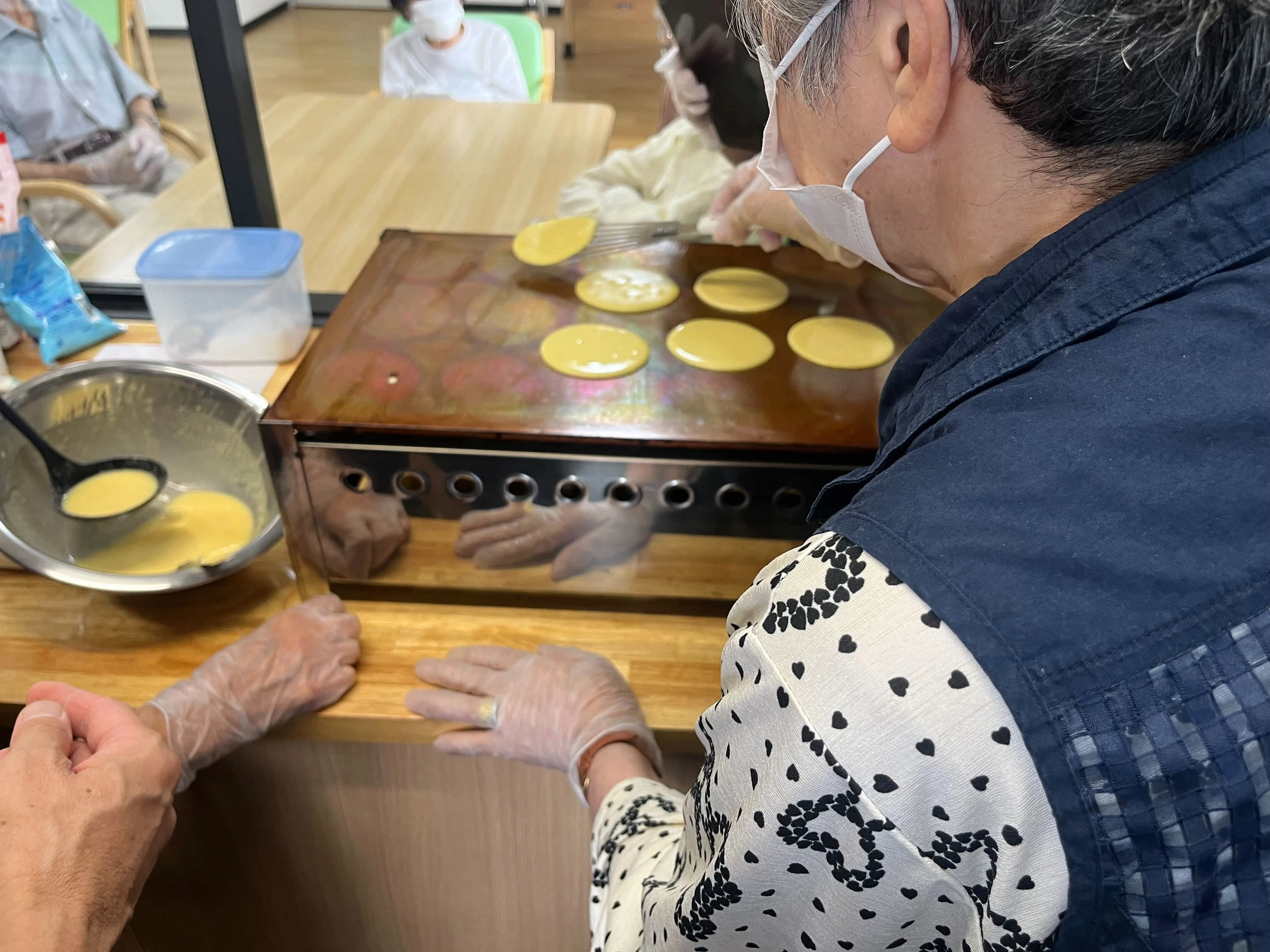 9/18敬老の日にデイサービスで実施する「TSUNAGARIイベント」で販売するどら焼きを、利用者様が試作するご様子