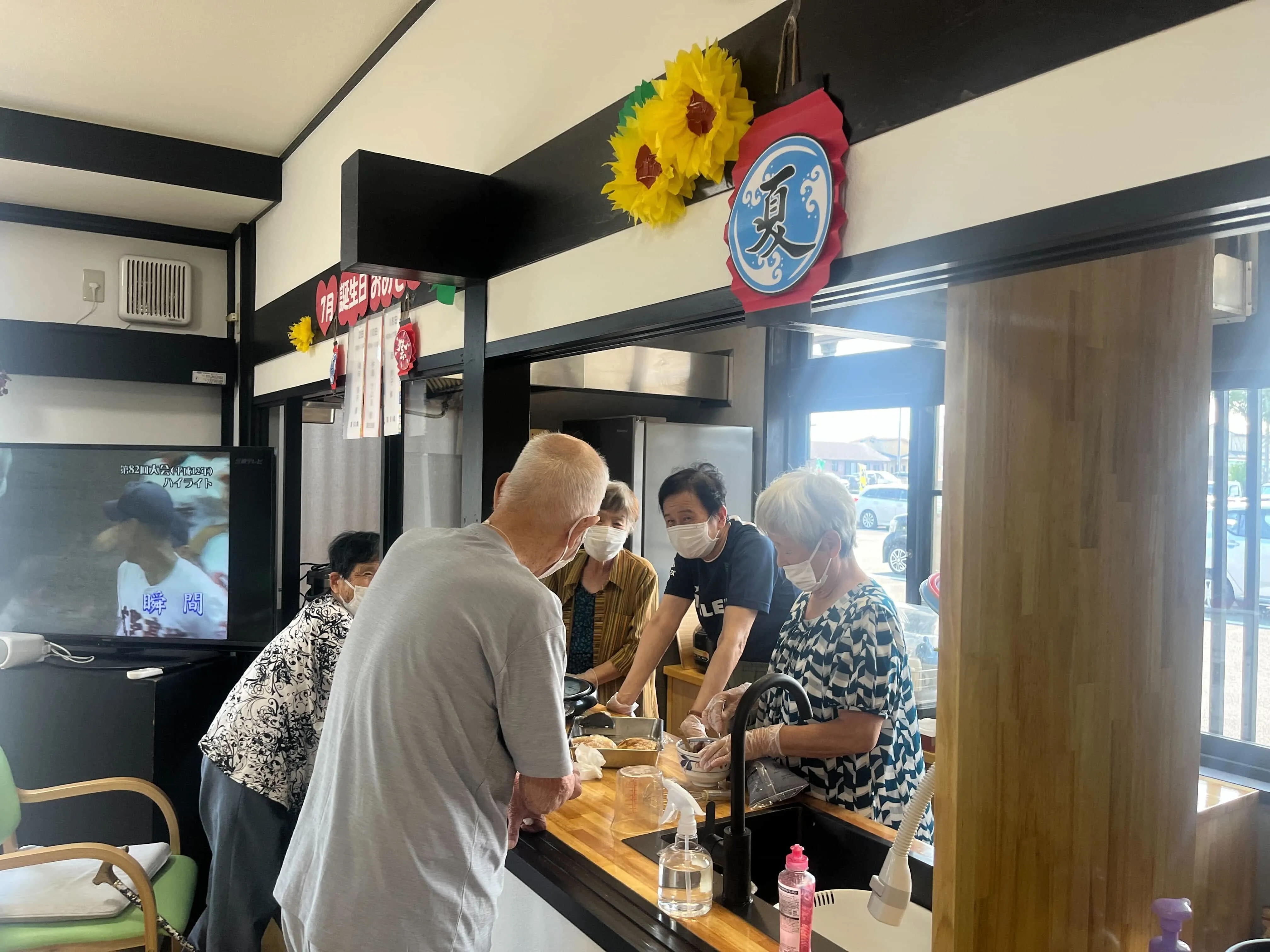 9/18敬老の日にデイサービスで実施する「TSUNAGARIイベント」で販売するどら焼きを、利用者様が試作するご様子