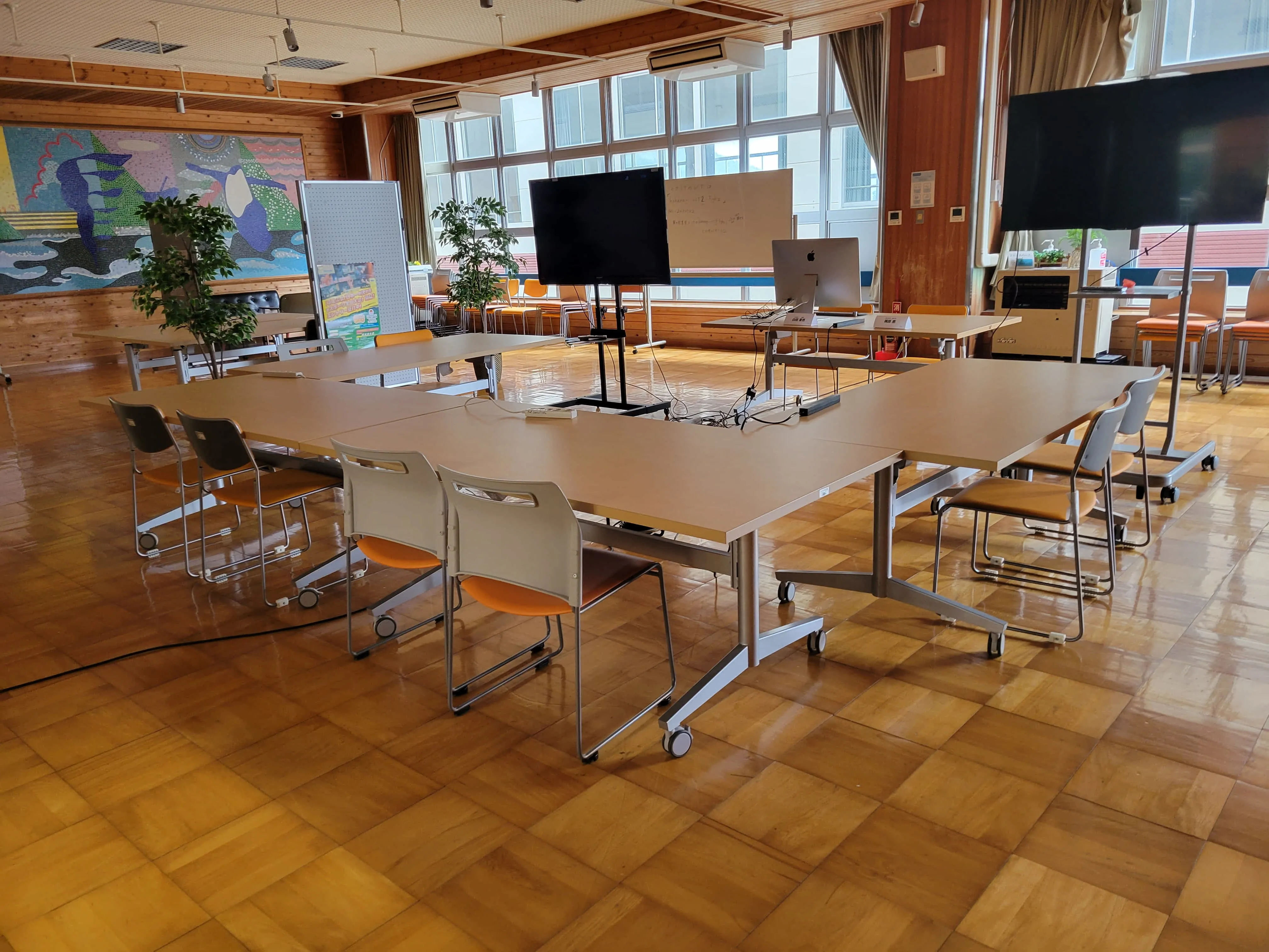地方でのデザインを通した人材の育成から、
情報発信力の向上と地方の伝統産業の活性化を狙い、地域に根付く伝統産業の担い手が自ら生み出す、
地方循環の仕組みを作り上げる