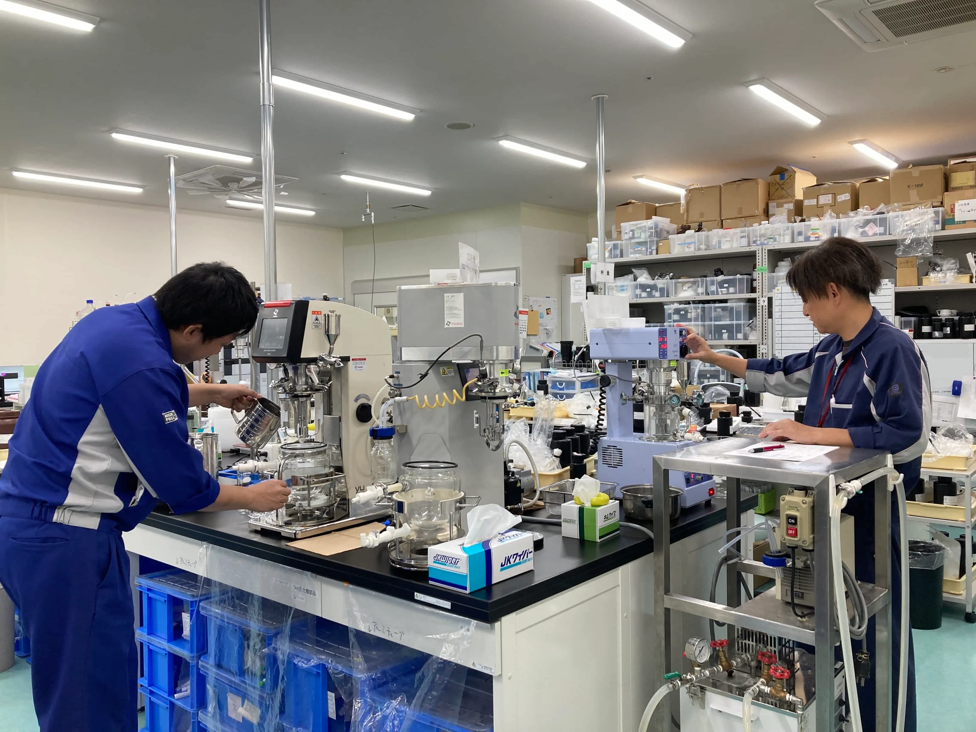 クリーム・液・ジェル等あらゆる剤型に対応する研究機器がそろった開発室