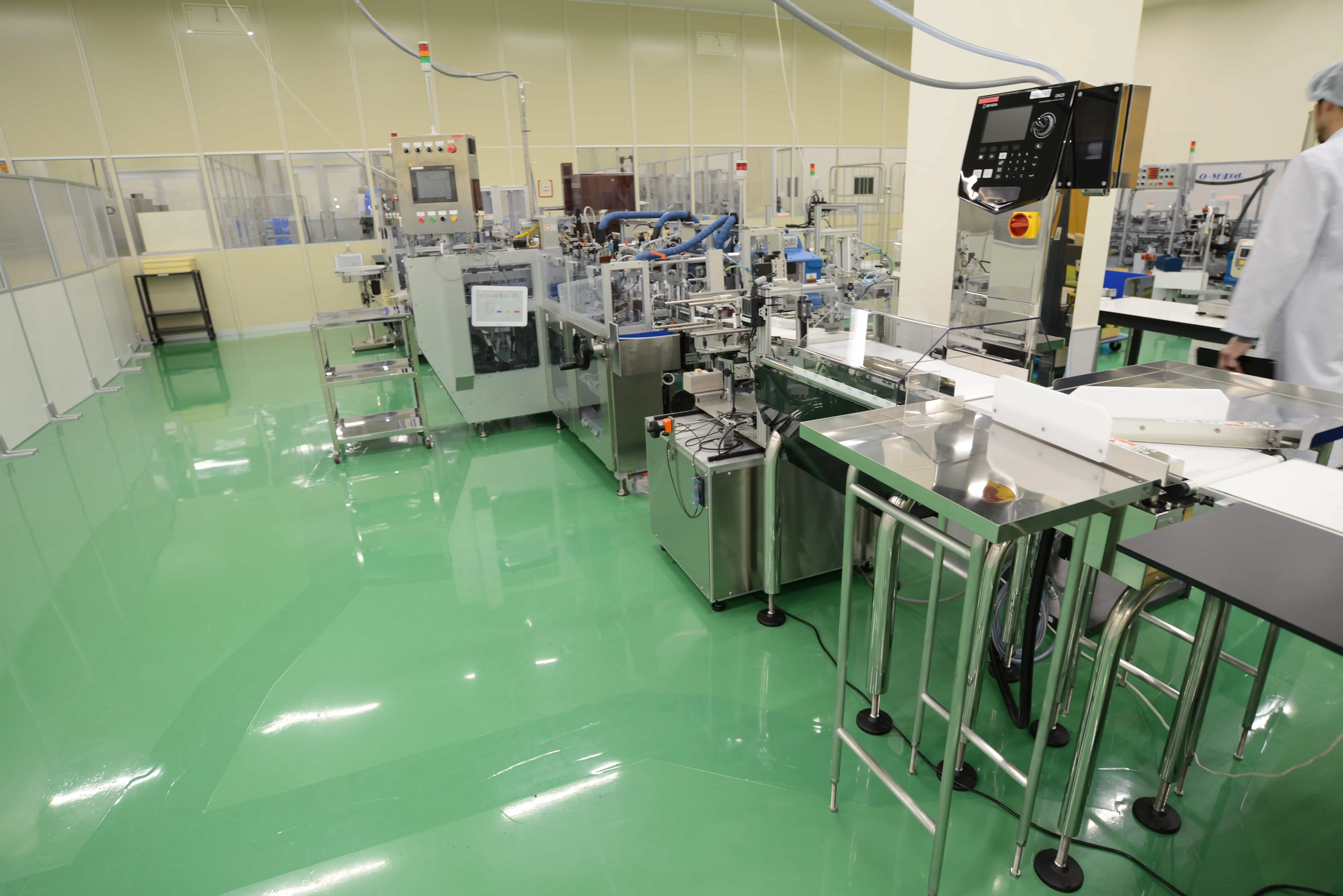 外用剤製造の包装ラインの一部。急な受注にも対応できるよう、ラインの使用率を60％以下に抑えている