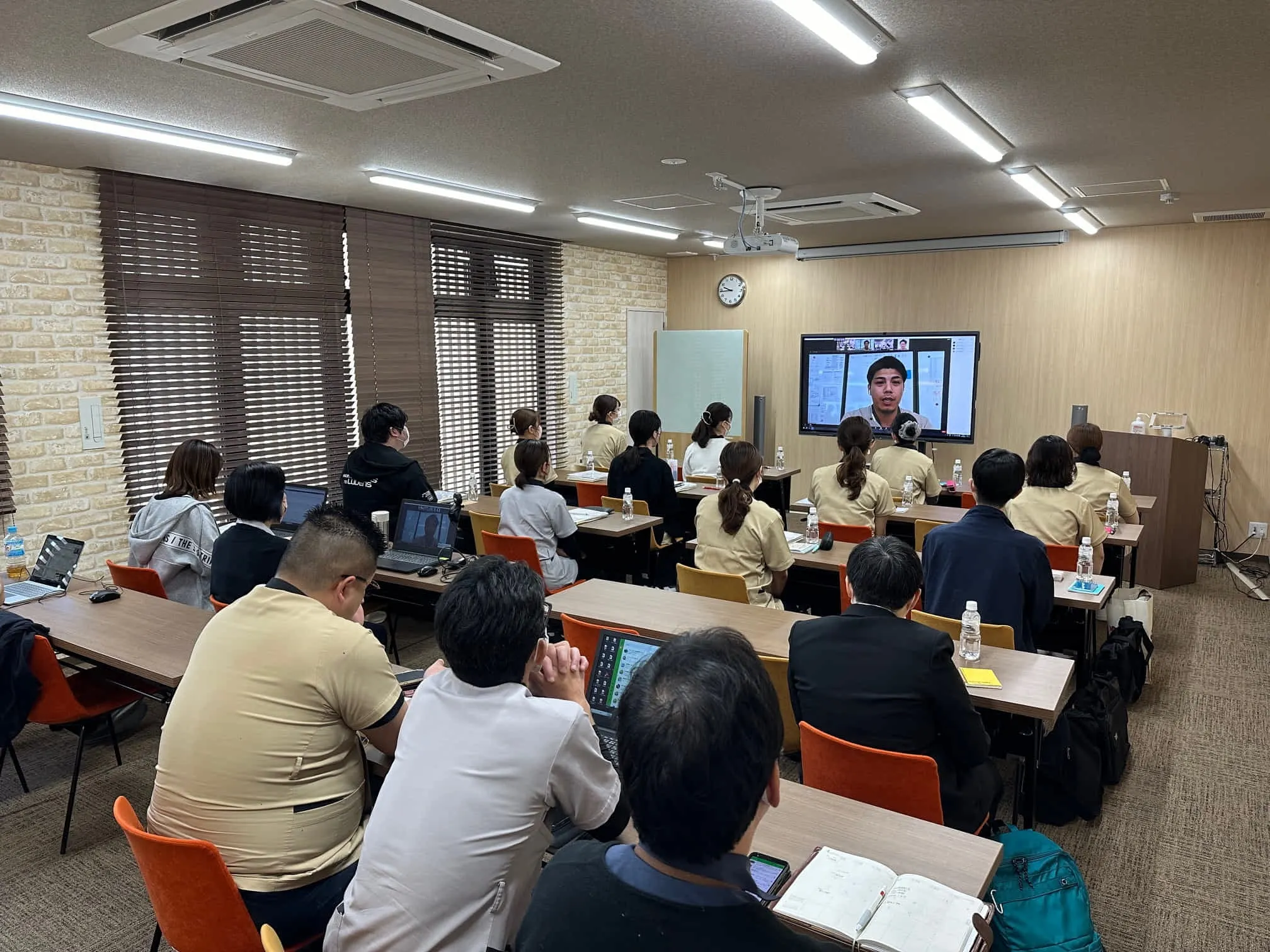 本社研修室では研修委員会が毎月法定研修やスキルアップ研修を行っています。外部講師をお招きしたり、オンラインも併用したり、とだれでも参加できるようにしています。