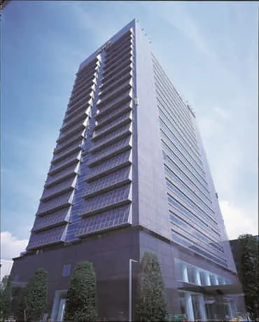 京セラ本社と壁面設置太陽電池パネル（京都市伏見区/壁面・屋上/214kW）