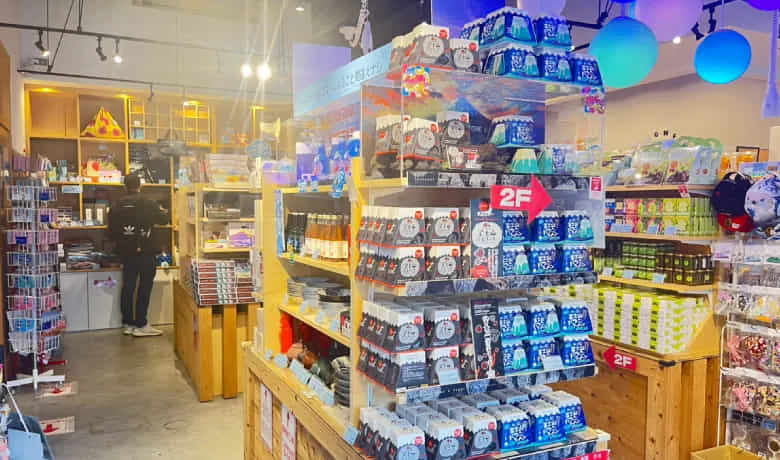 「ふじさんプラザ」の店内、店頭にグループ内ベンチャー「富士山プロジェクト」の開発商品が並ぶ