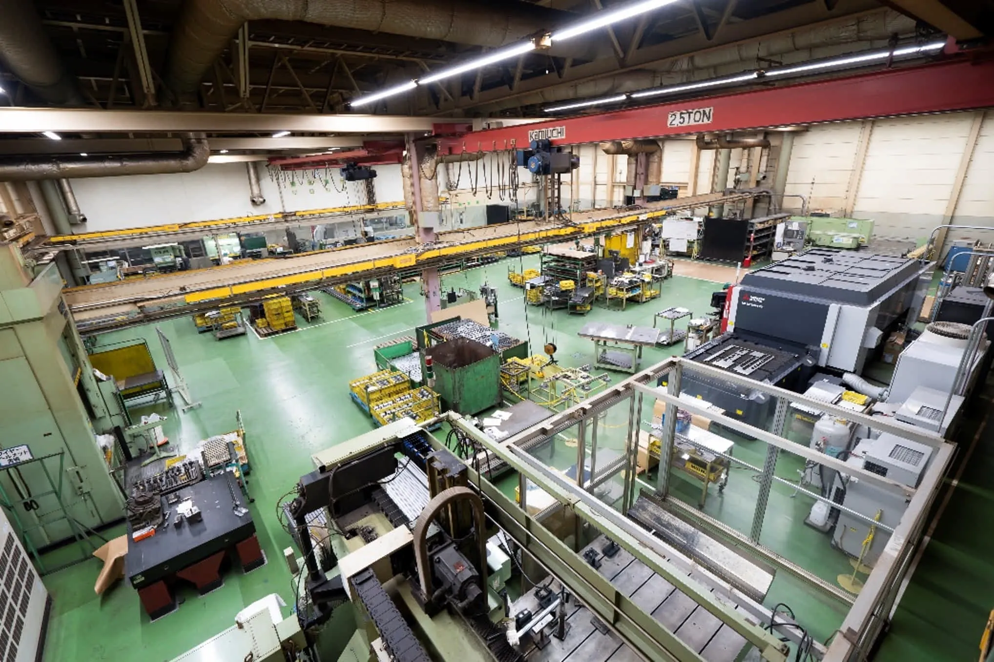 工場内観　多種多様な設備があり、様々な加工が可能です