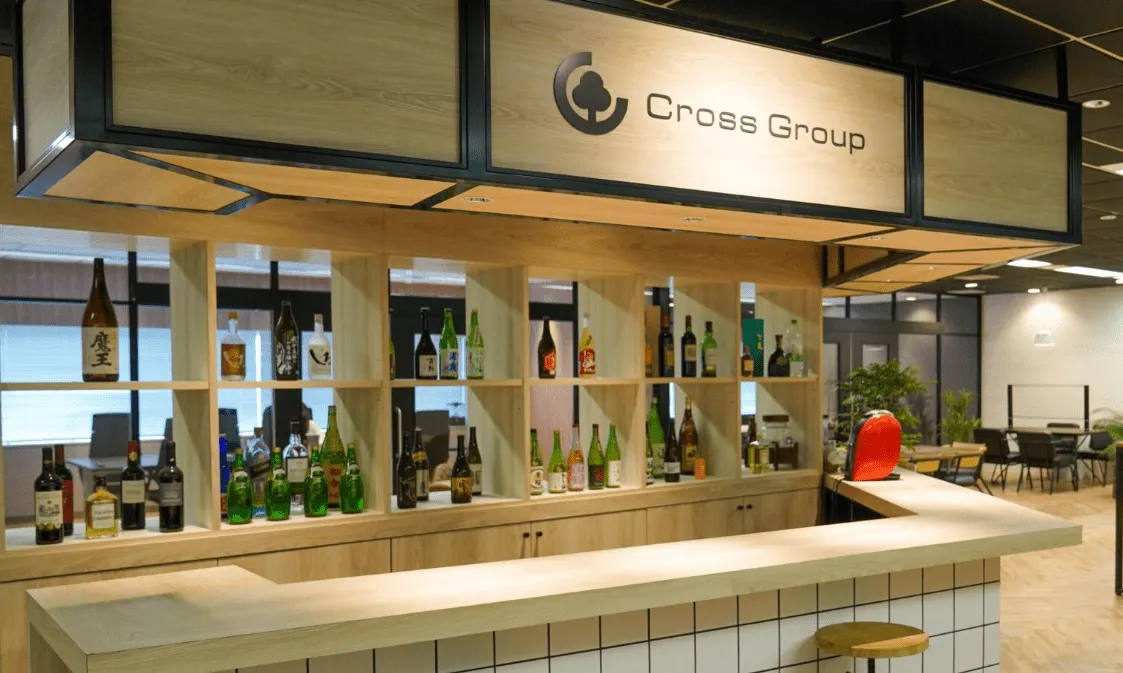 株式会社Asset CubeはCross Group内法人です。
グループのメイン法人は、2009年設立のクロスリテイリング株式会社となり、クロスリテイリングでは日本の投資教育普及、投資の学校設立、運営の実現を目指して活動しています。
グループ全体としては、複数事業による分散経営を行なっております。
ひとつの事業に依存したリスクのある経営ではなく、分散経営を行なうことにより盤石な経営基盤を作り、長期的、安定的な各種サービスの提供を、グループ全体で目指しています。