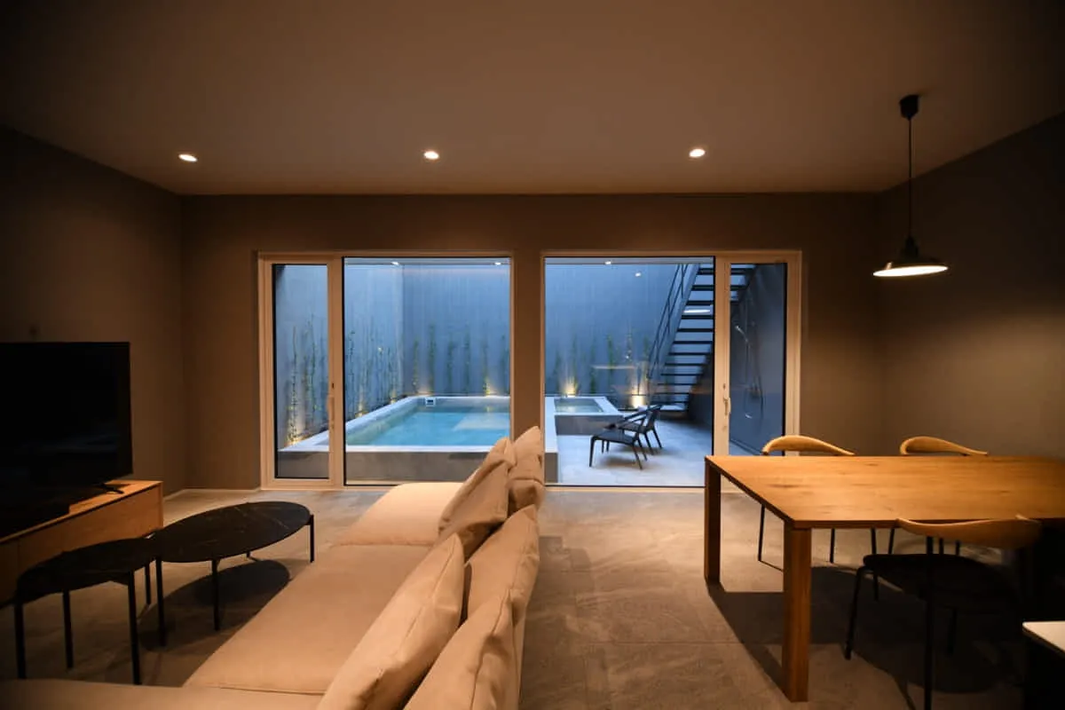 「Garden Wall House+FAS片瀬江ノ島」プールテラスと一体となるLDK