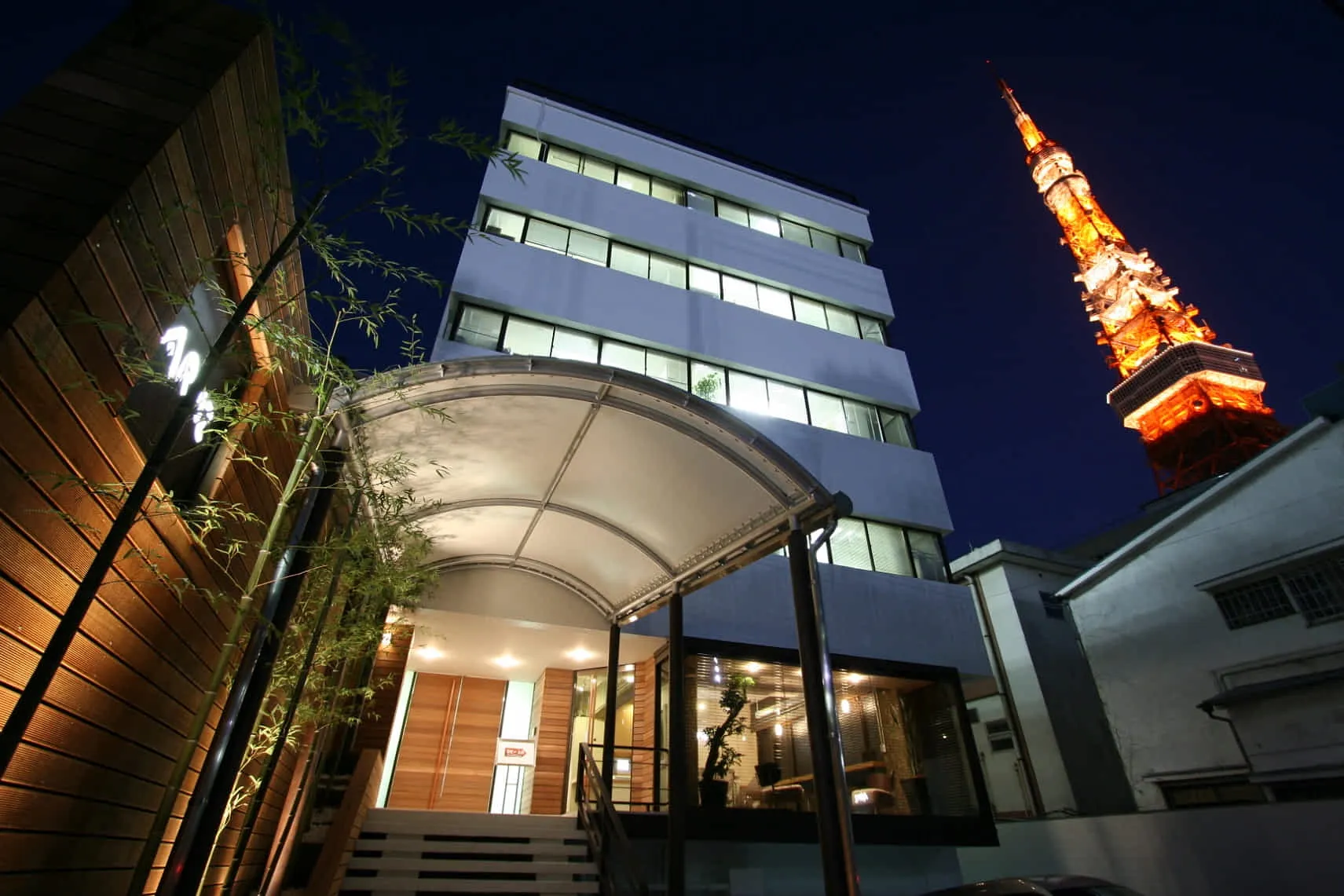 東京タワーのほぼ真下にある会社です！