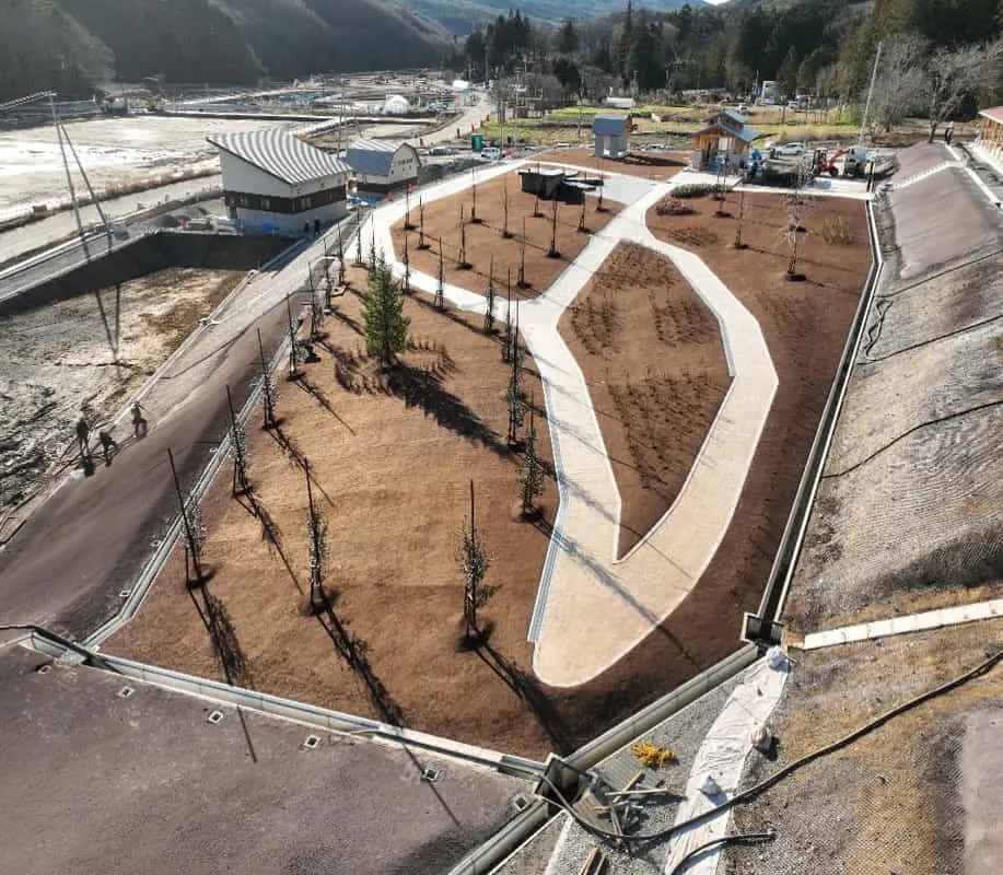 公園など広範囲な敷地への施工は雑草の抑制や表土の流失を防ぐ効果があります。また、施工面が薄くなっても上からの追加施工で補修できます。