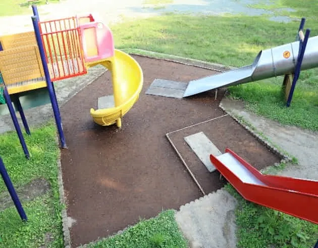 景勝地の遊歩道や公園など多彩な場所での施工実績を積み重ね好評を得ています。吹付施工もできますので、斜面や坂道、遊歩道の階段、起伏の多い公園などの複雑な地形にも柔軟に対応できます。
