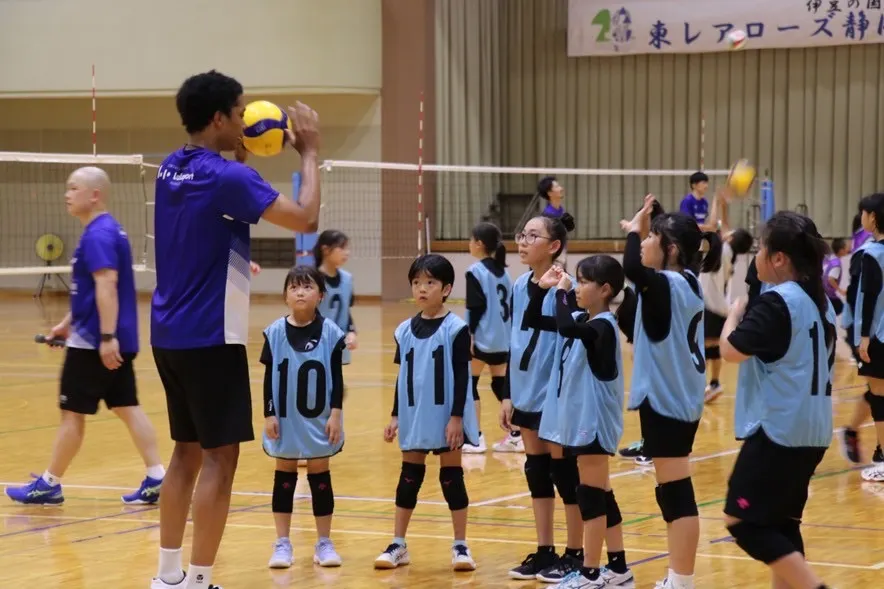 「普段は見せない子供たちの顔が見える」と好評のバレーボール教室