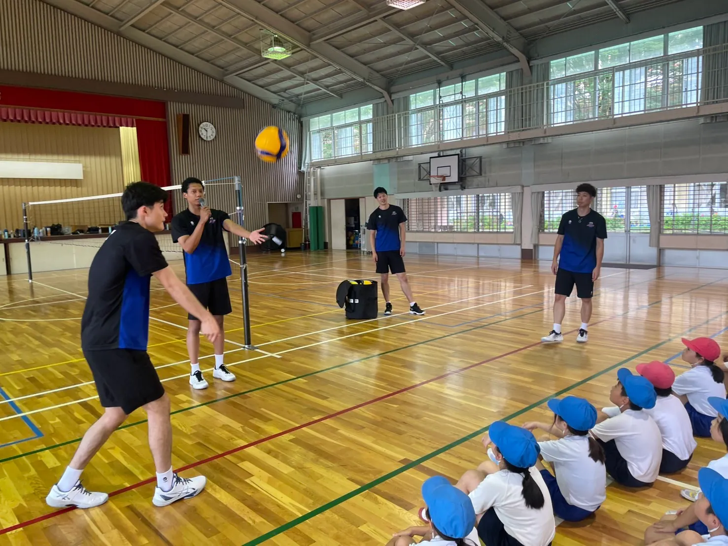 選手の経験を活かした指導でバレーボールの迫力と楽しさを体験