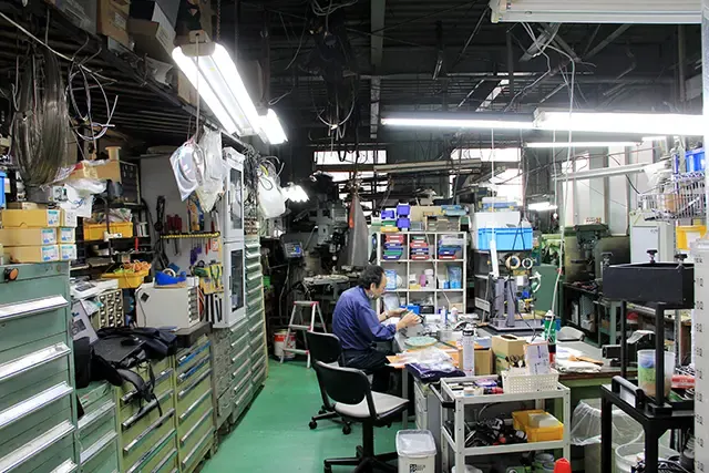 試作の組立や簡単な追加工を行っています。