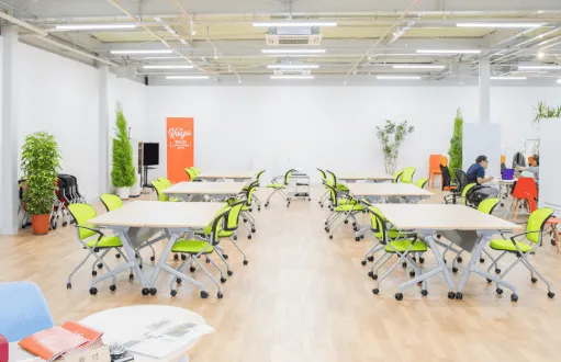 町の遊休施設を活用したオープンな空間