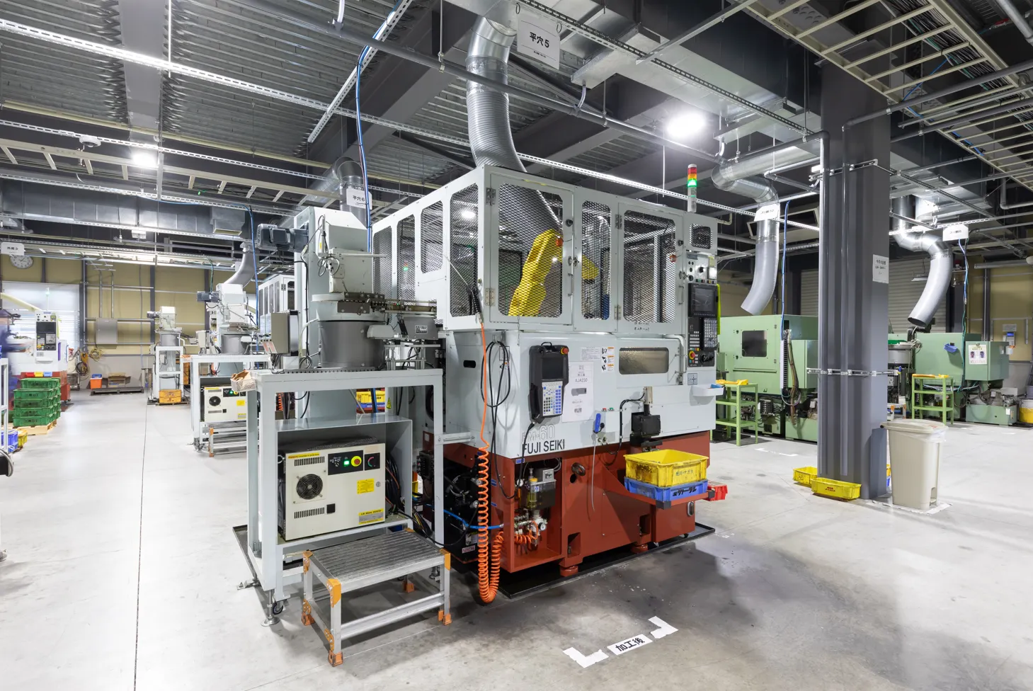 自動化・省力化を進め、可能な限り多品種の生産に向いた設備を導入します。 不具合の分析や製品開発に使用する設備を社内で用意し、性能向上や不具合分析のスピードアップを図ります。