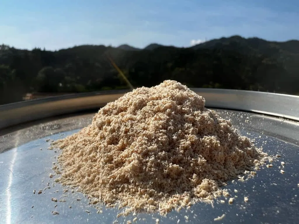 自社工場で加工する木粉・竹粉 細かいものから粗いものまでカスタマイズ可能